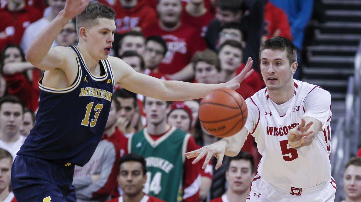 Hot-shooting 1st half helps No. 20 Michigan beat Wisconsin
