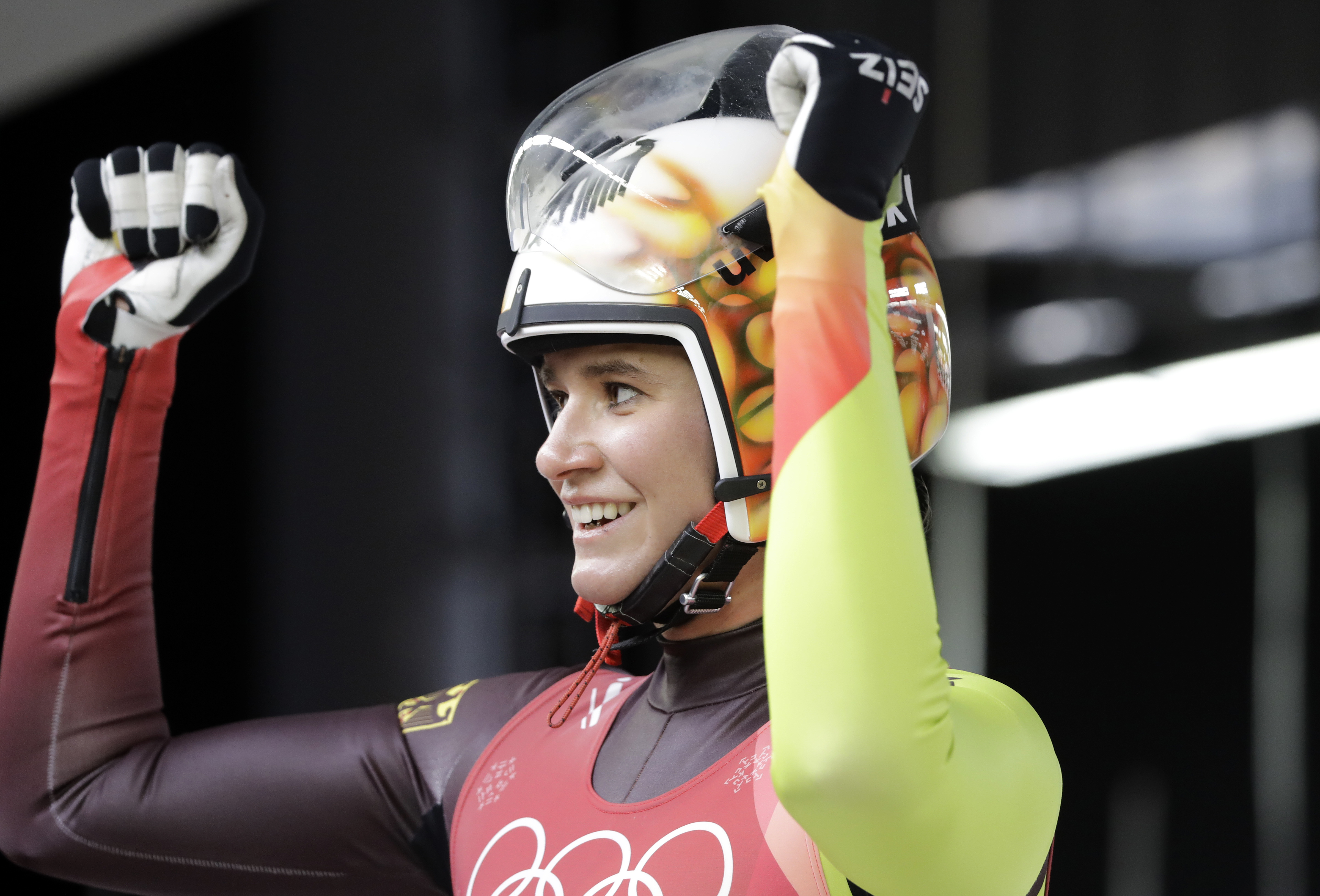 A wary Geisenberger leads at midpoint of women's luge
