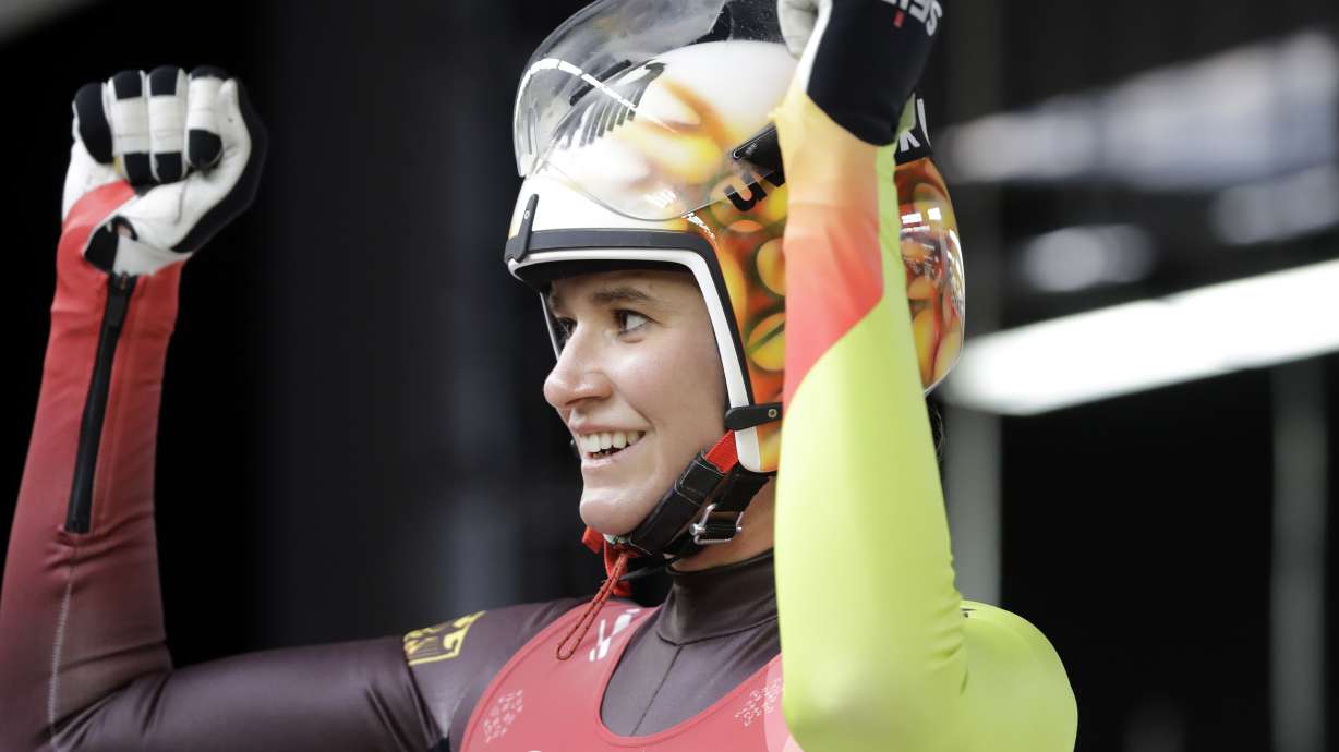 A wary Geisenberger leads at midpoint of women's luge