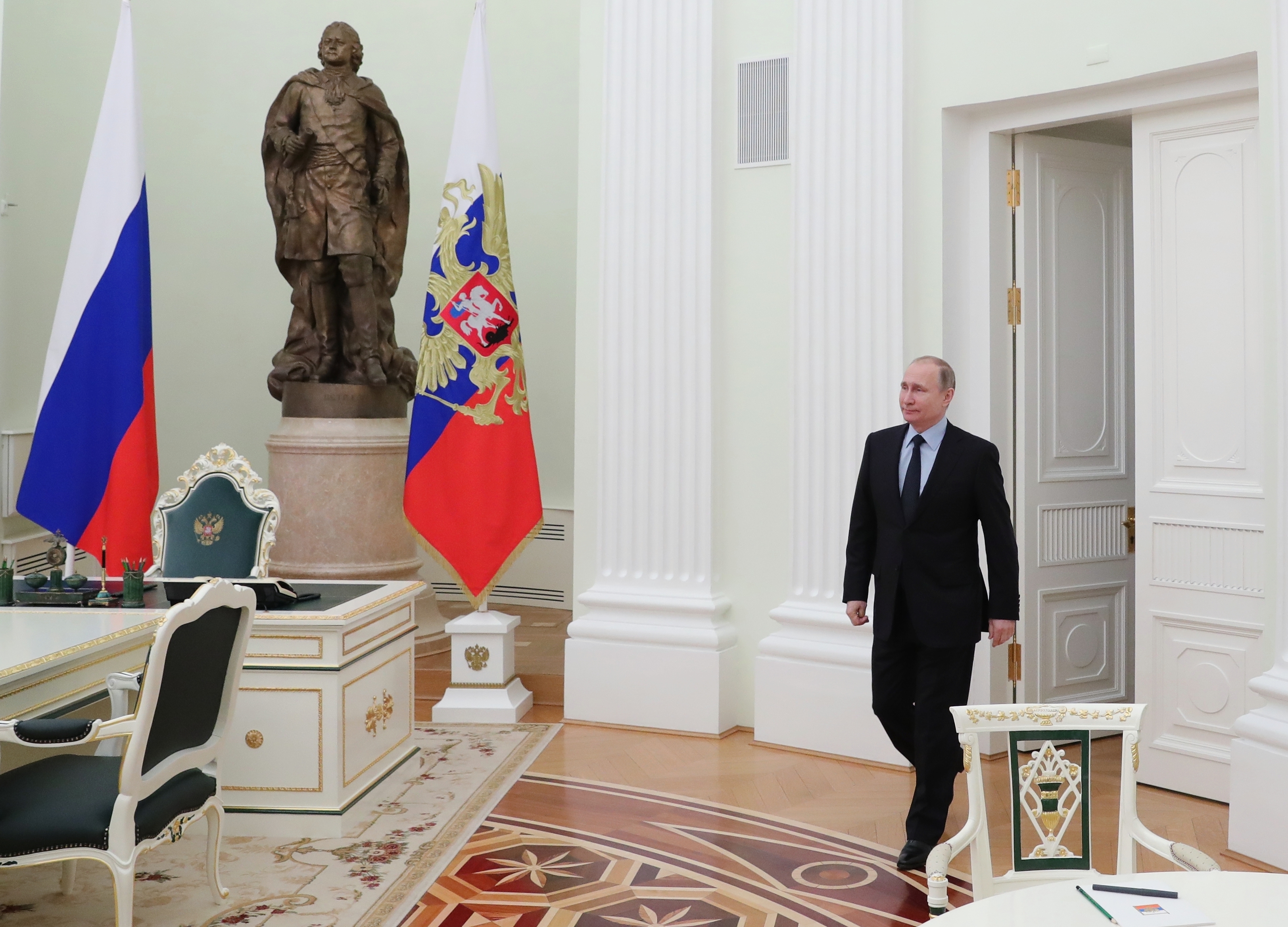 Putin meets Palestinian leader, conveys greetings from Trump