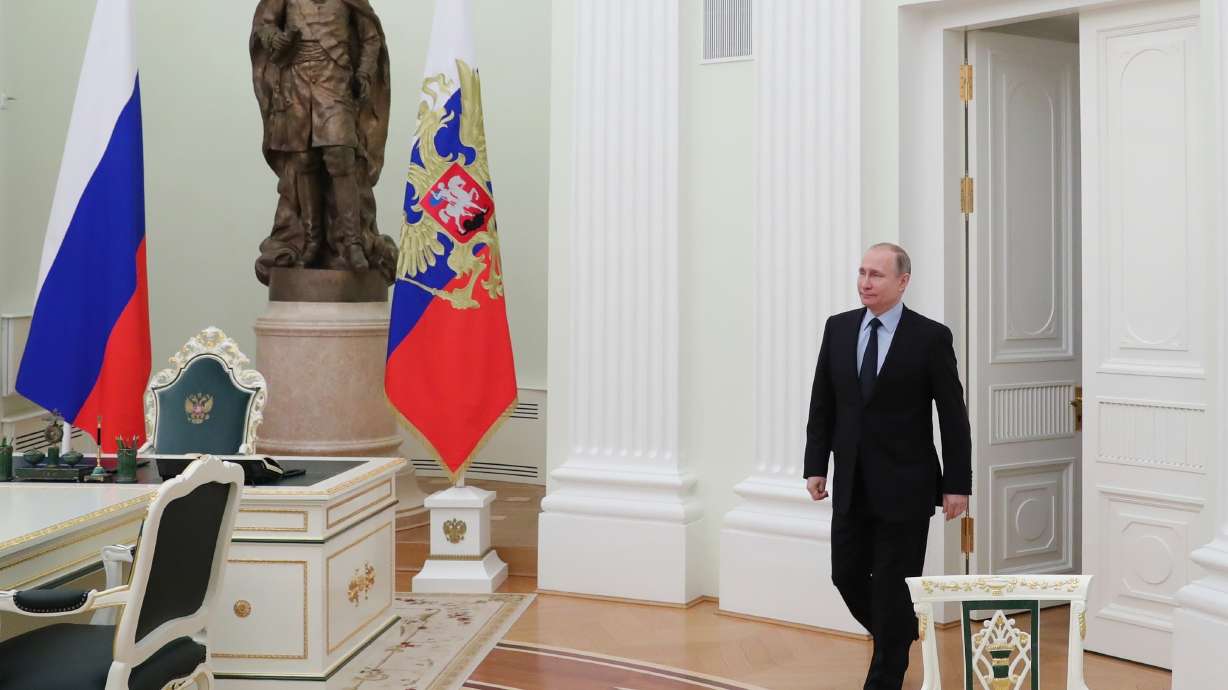 Putin meets Palestinian leader, conveys greetings from Trump