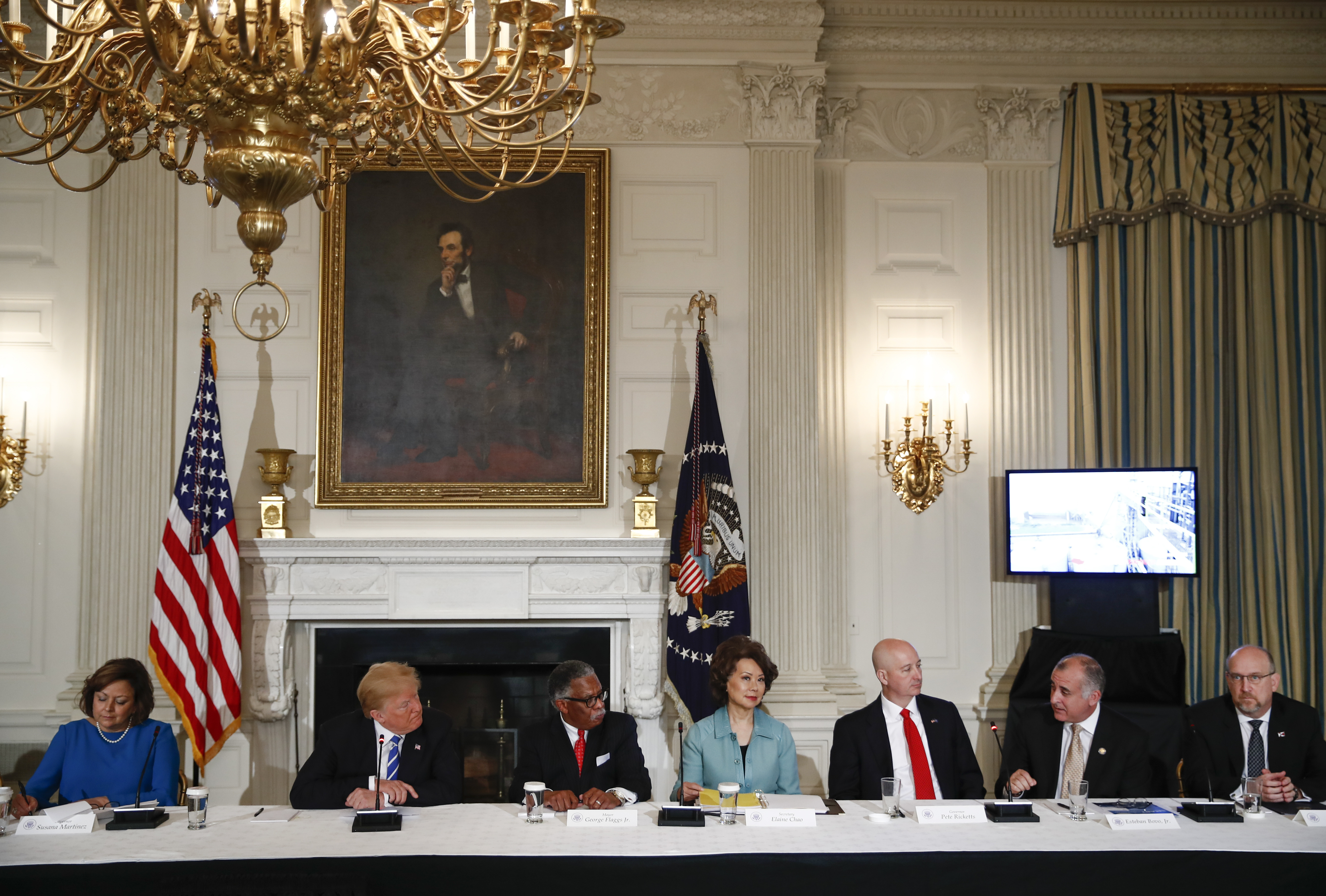 Trump cites potential value of selling DC-area airports