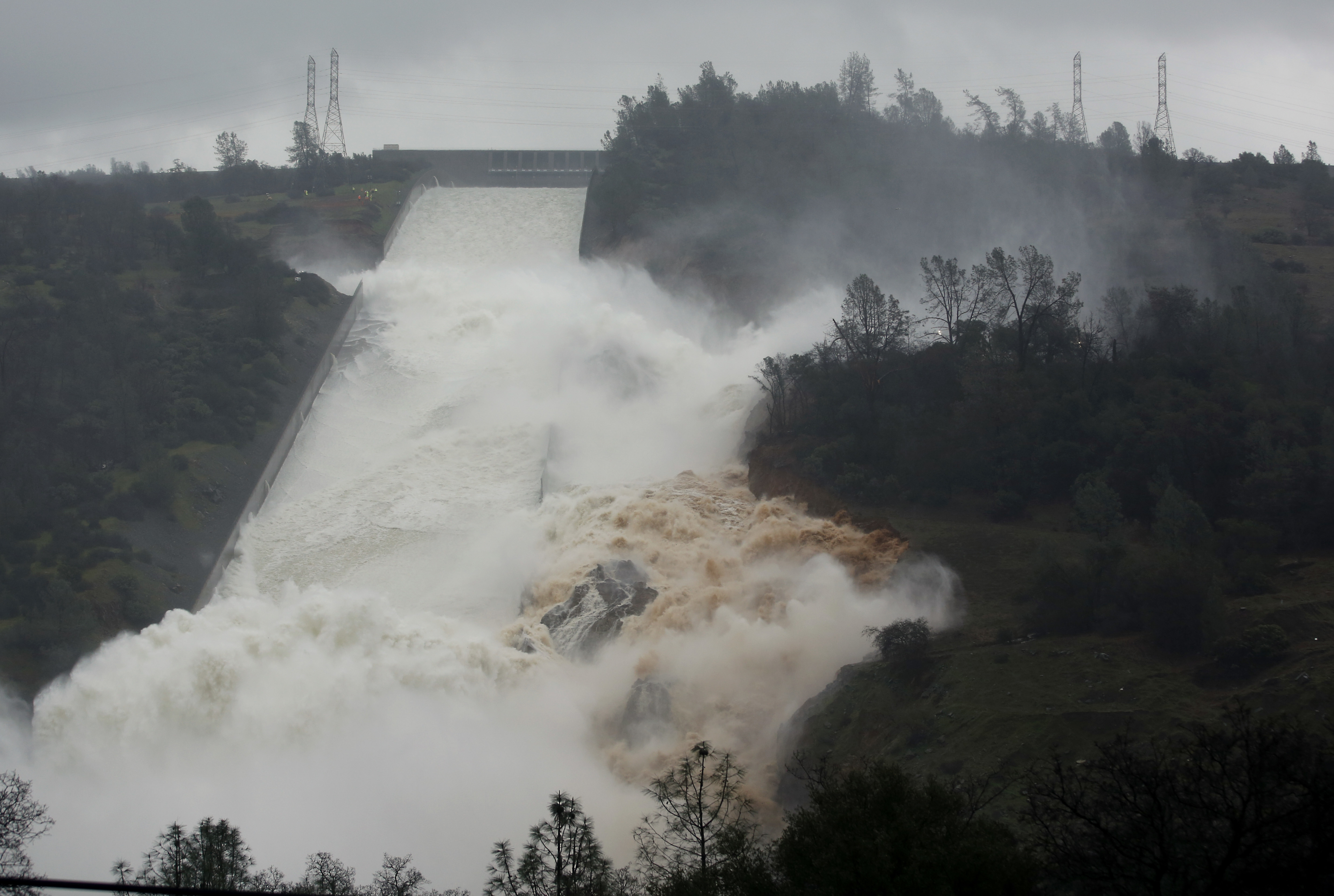 California lawmakers boost dam checks after near disaster