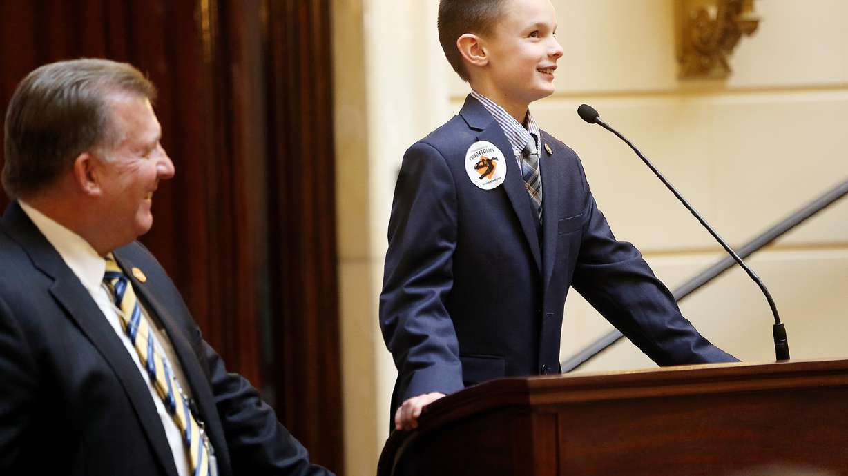 Senate approves bill making Utahraptor state dinosaur