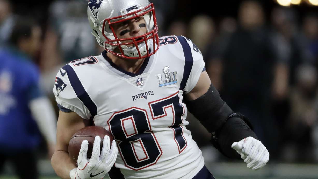Patriots player Gronkowski gives $25,000 to kids' hospital