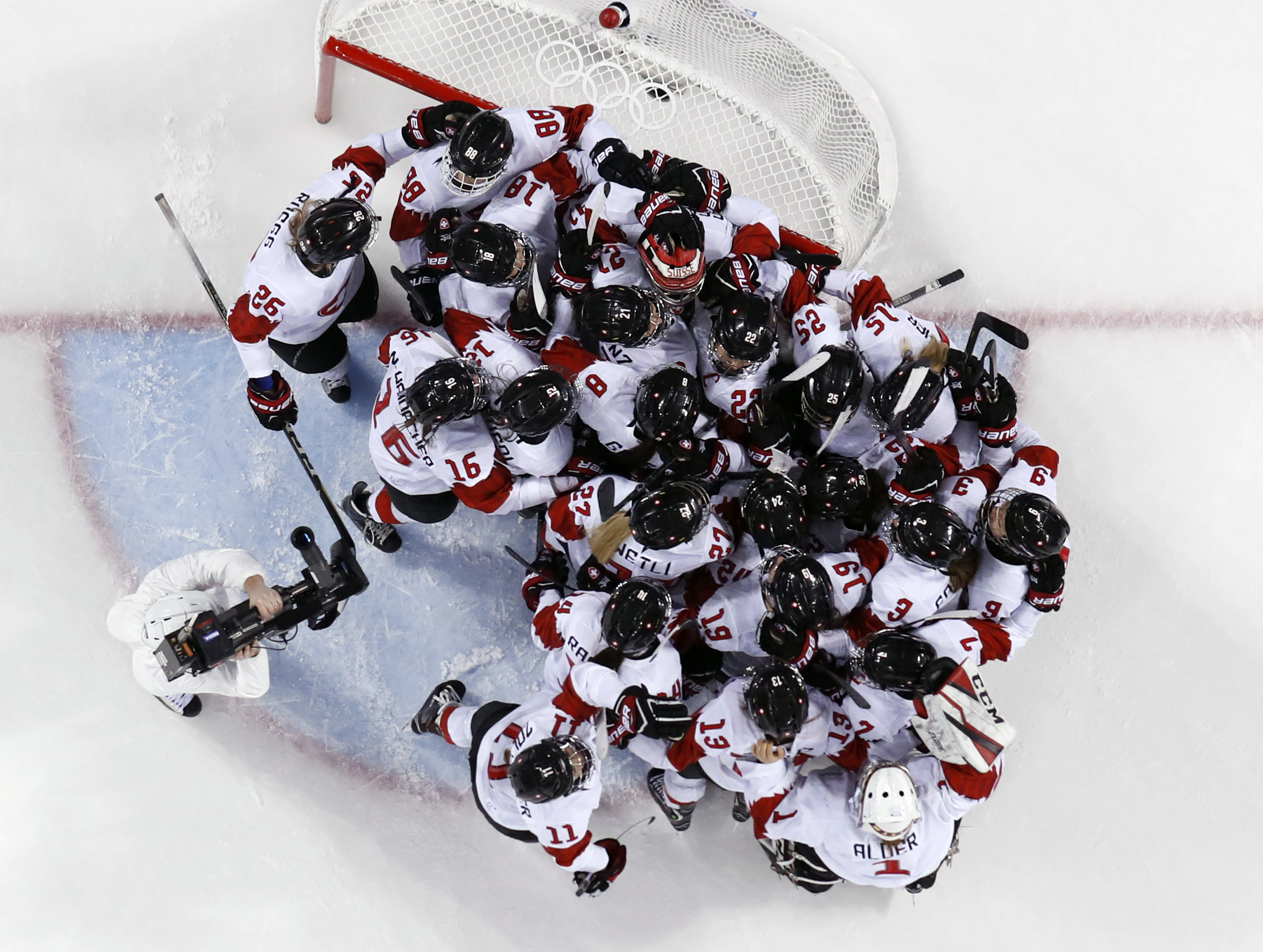 Swiss women edge Sweden 2-1 to take top spot in Group B