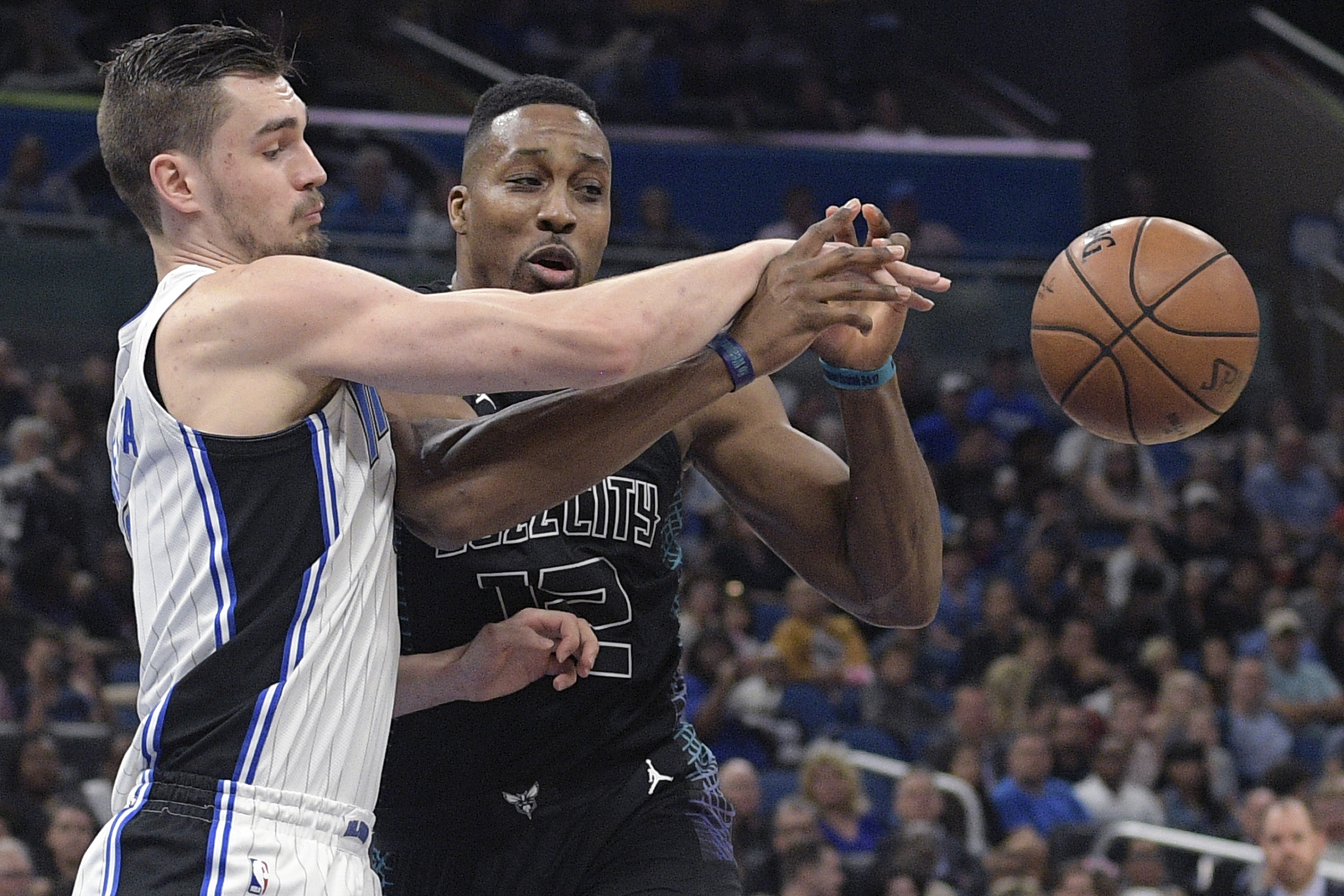 Howard shines as Hornets top Magic 104-102