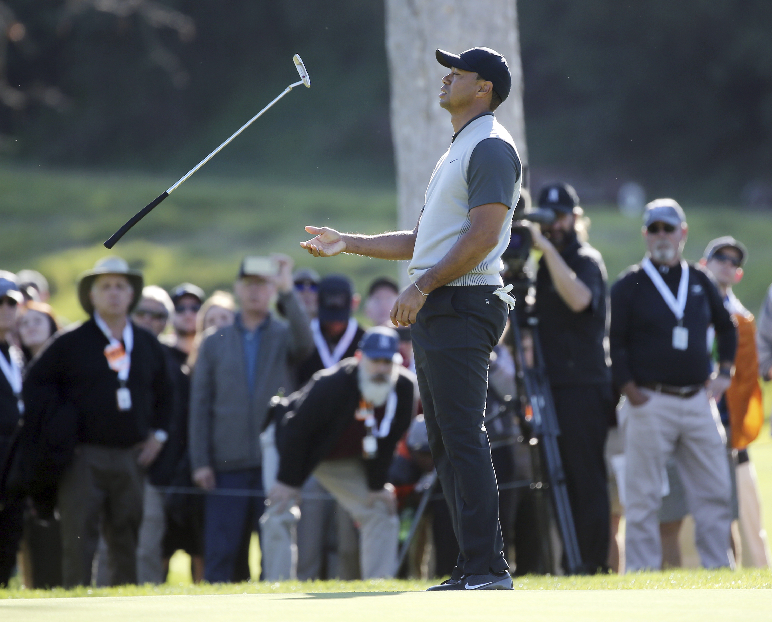 Cantlay shares lead at Riviera; Woods 6 back