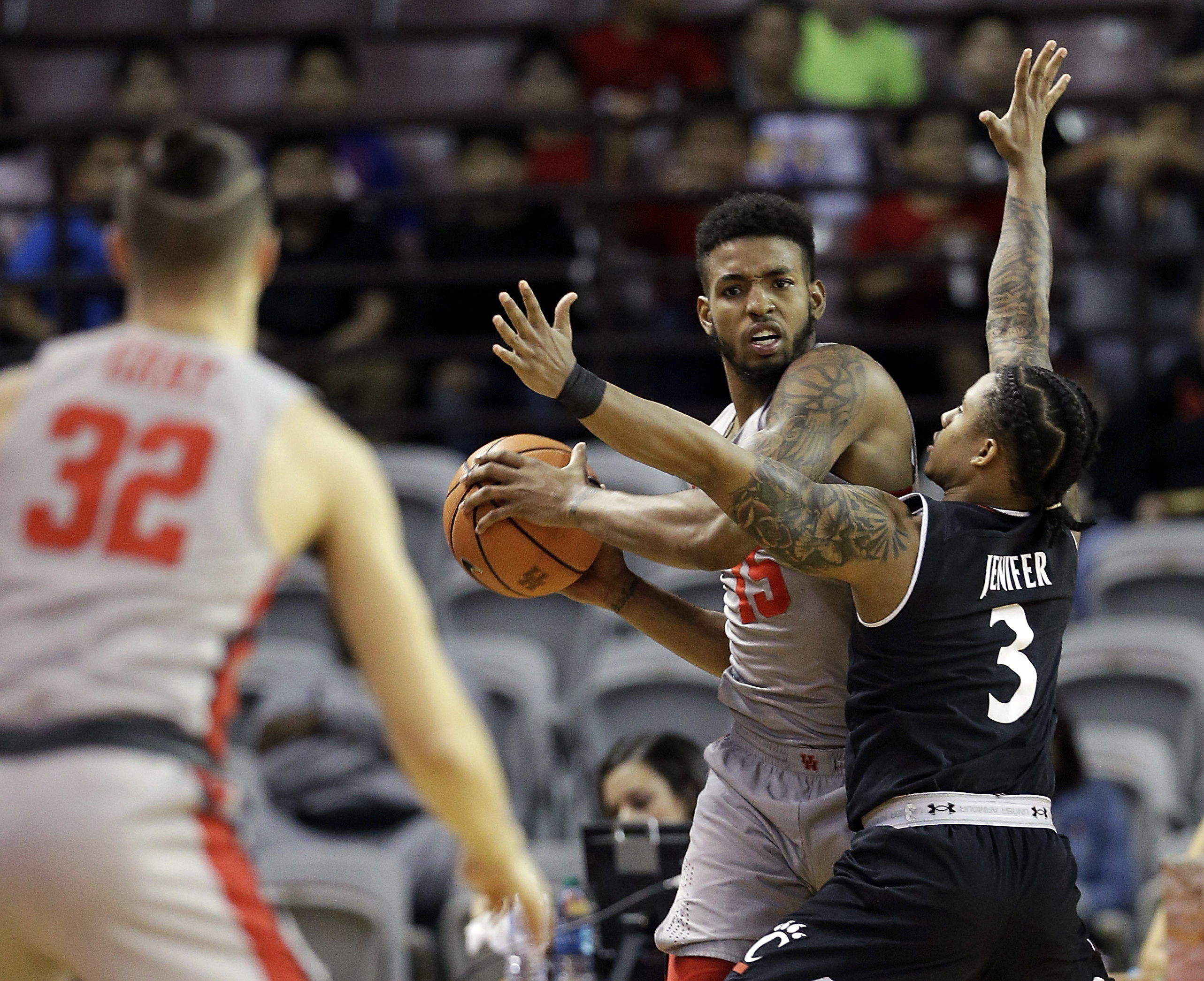 Houston ends No. 5 Cincinnati's 16-game win streak, 67-62