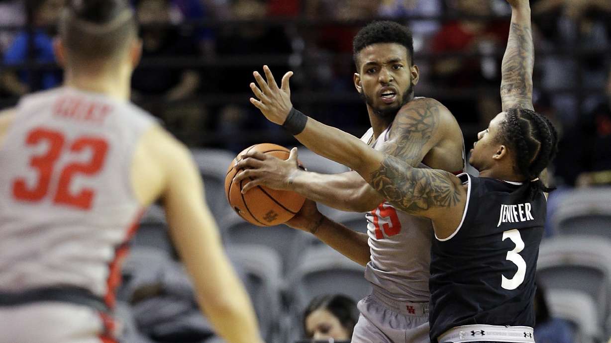 Houston ends No. 5 Cincinnati's 16-game win streak, 67-62