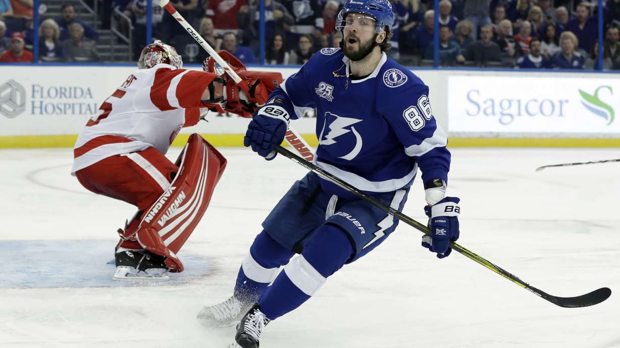 Lightning beat Red Wings for 11th straight time, 4-1
