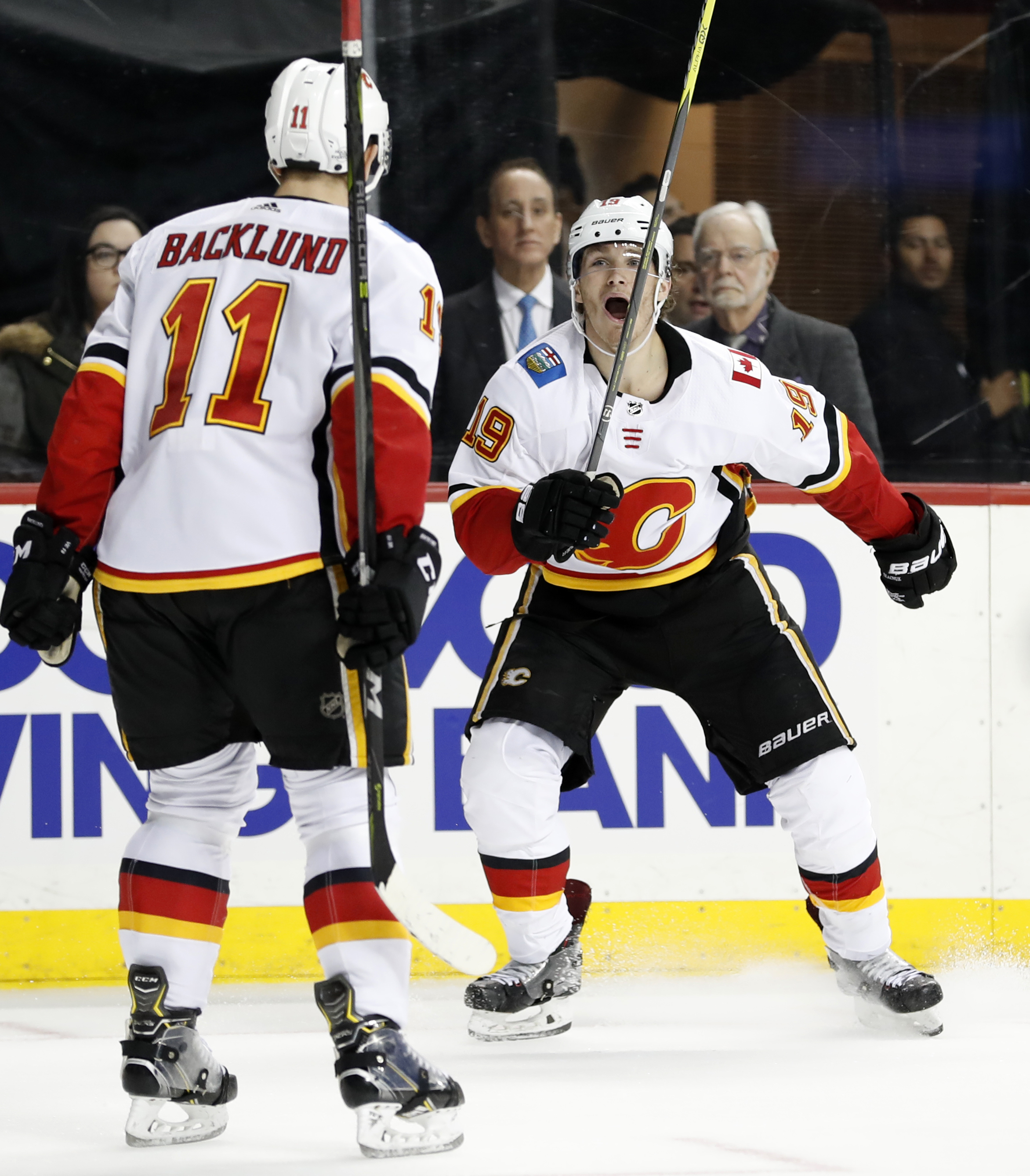C Mikael Backlund signs 6-year contract to stay with Flames