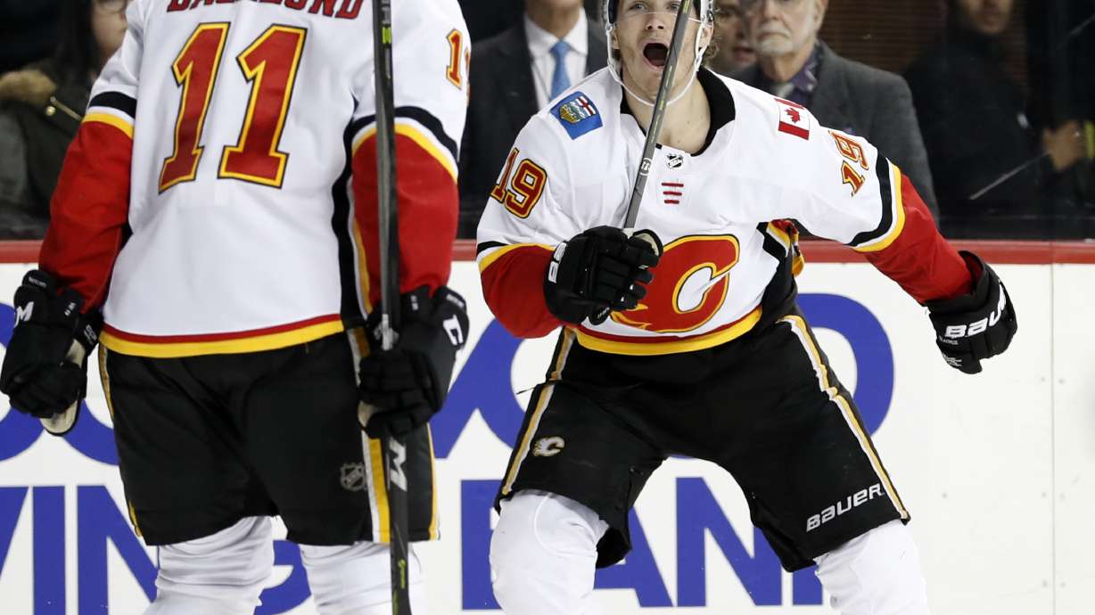 C Mikael Backlund signs 6-year contract to stay with Flames