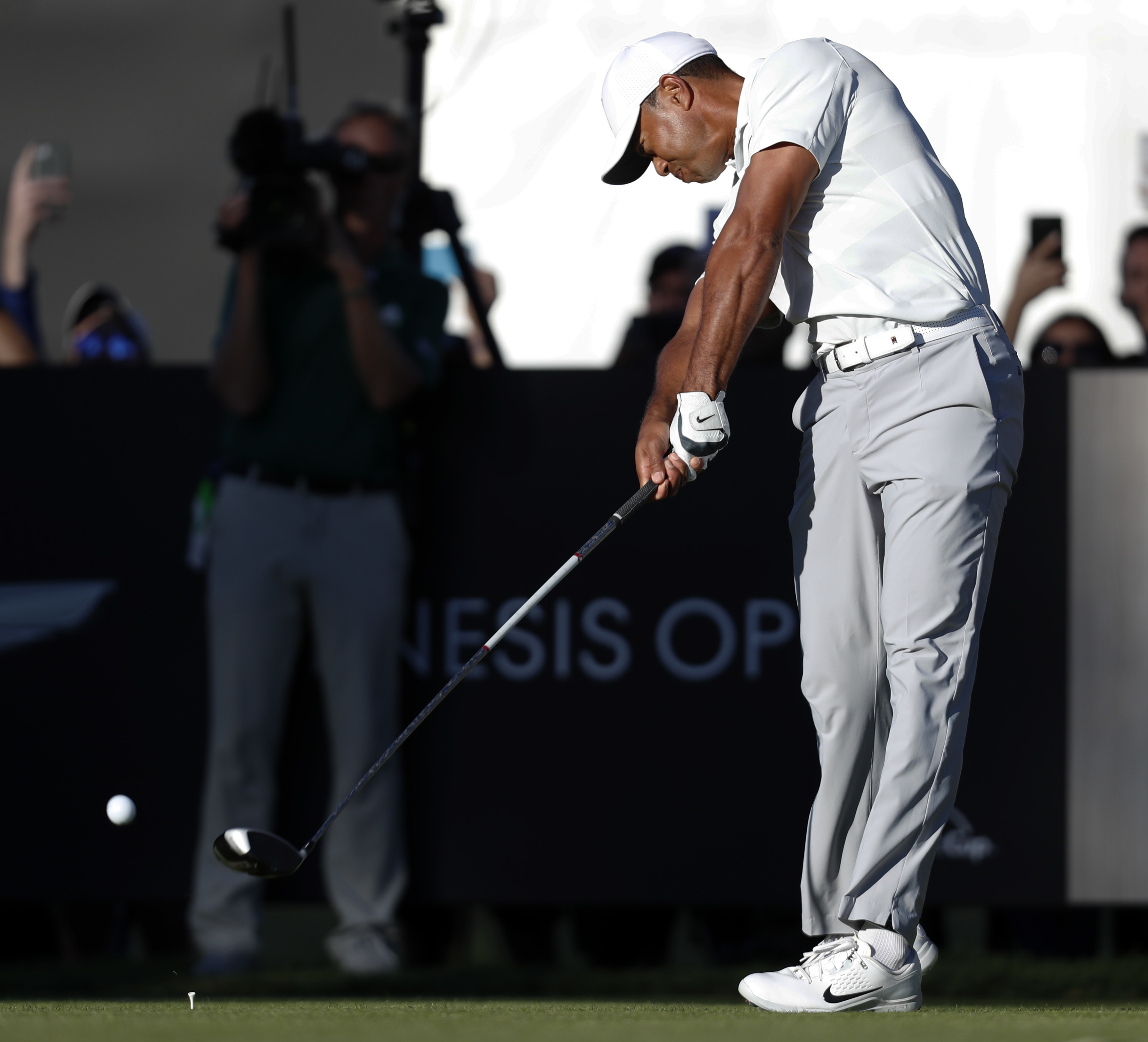 Woods misses cut at Riviera and moves forward to Florida