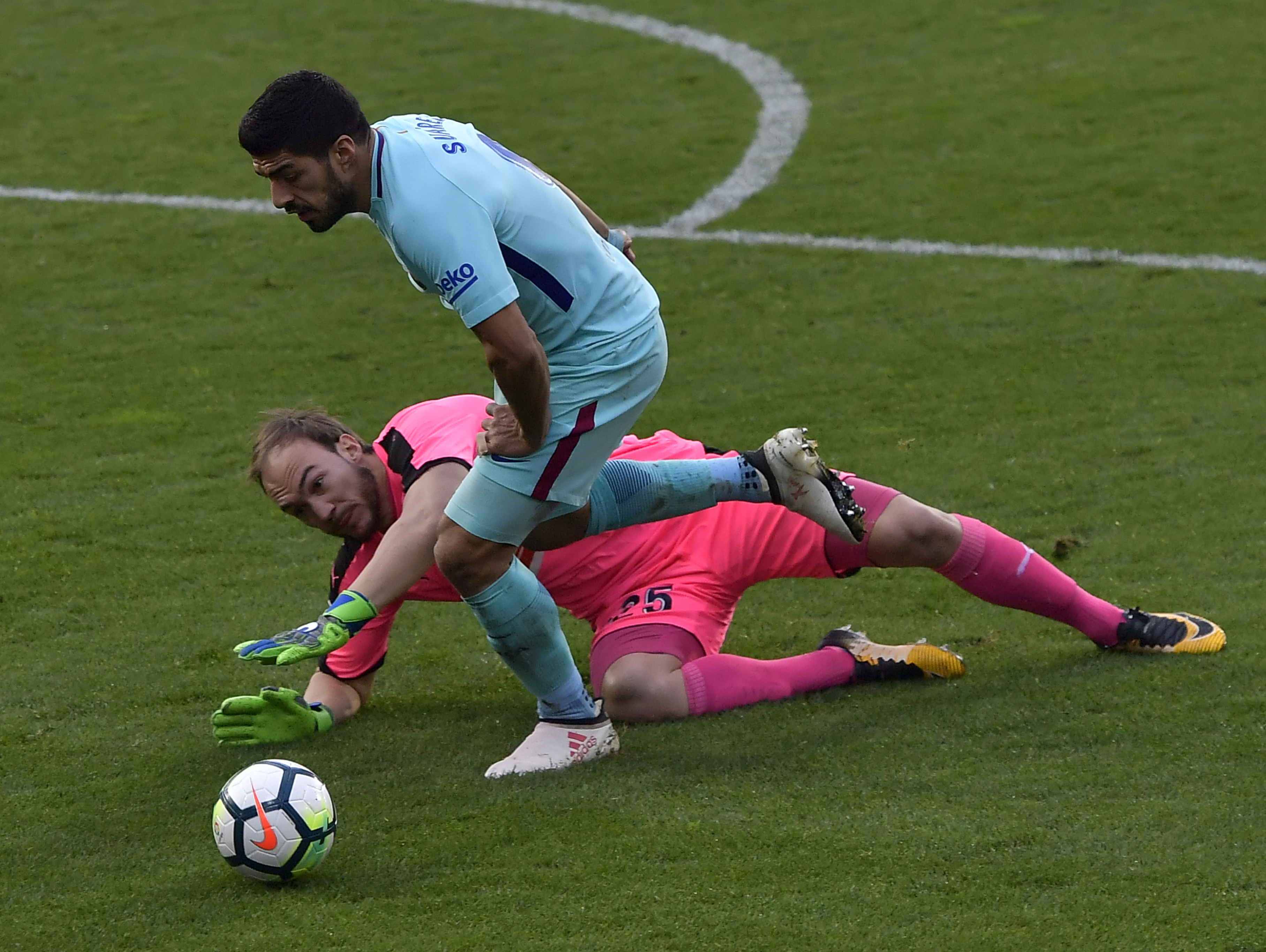 Barcelona wins at Eibar 2-0 before trip to Chelsea in CL