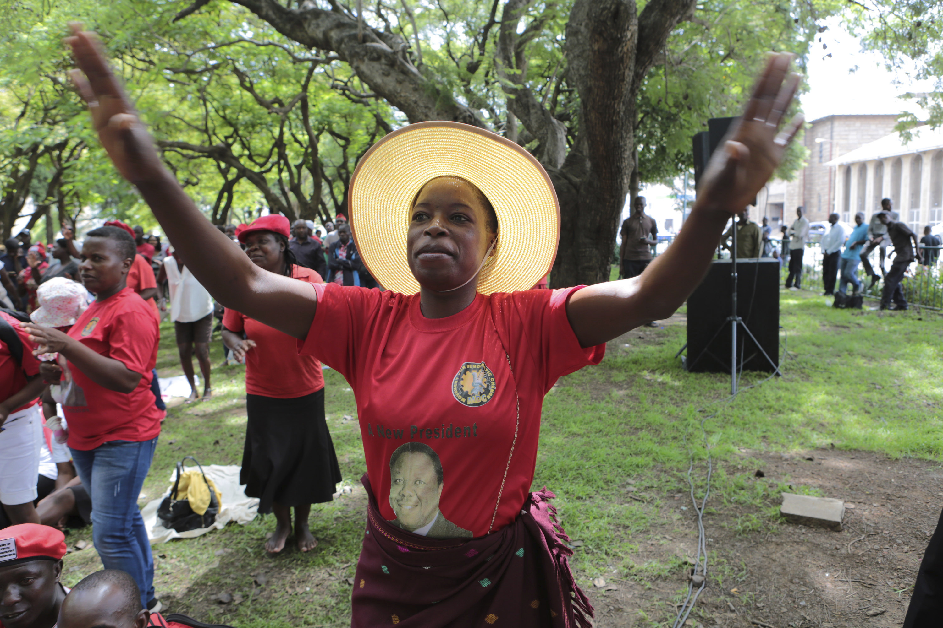 Zimbabwe president sees deceased opposition leader's family