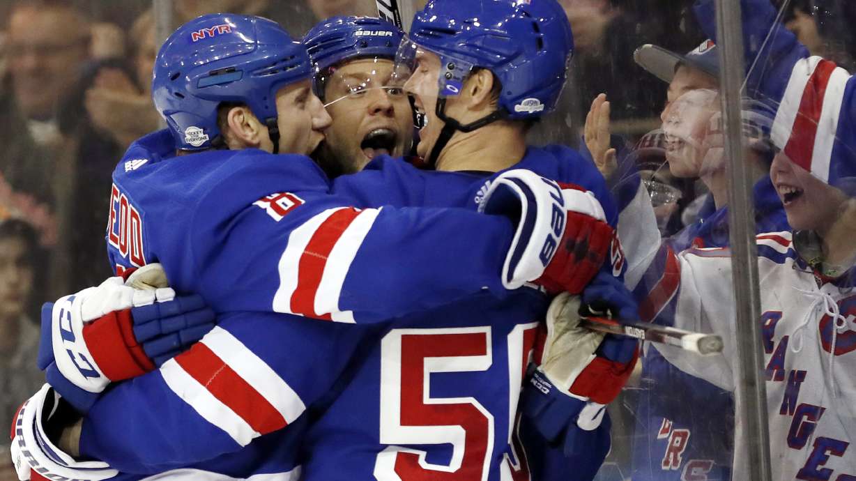 Flyers surge past Rangers 7-4