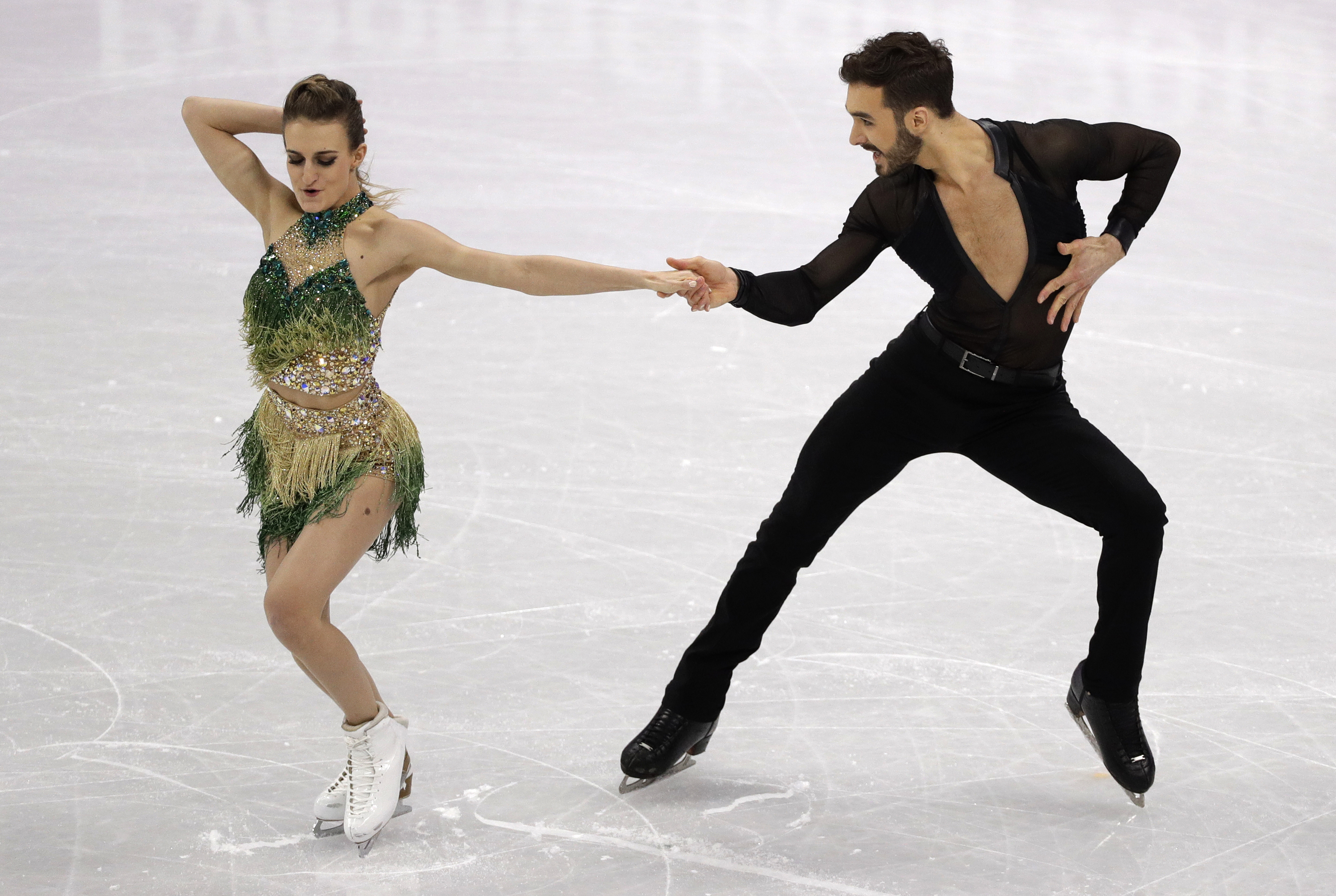 Wardrobe issues causes Olympic stress for French skaters