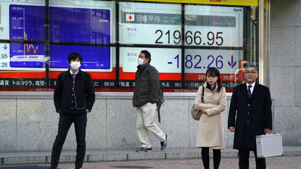 Global shares mixed after US break, investors eye Fed notes