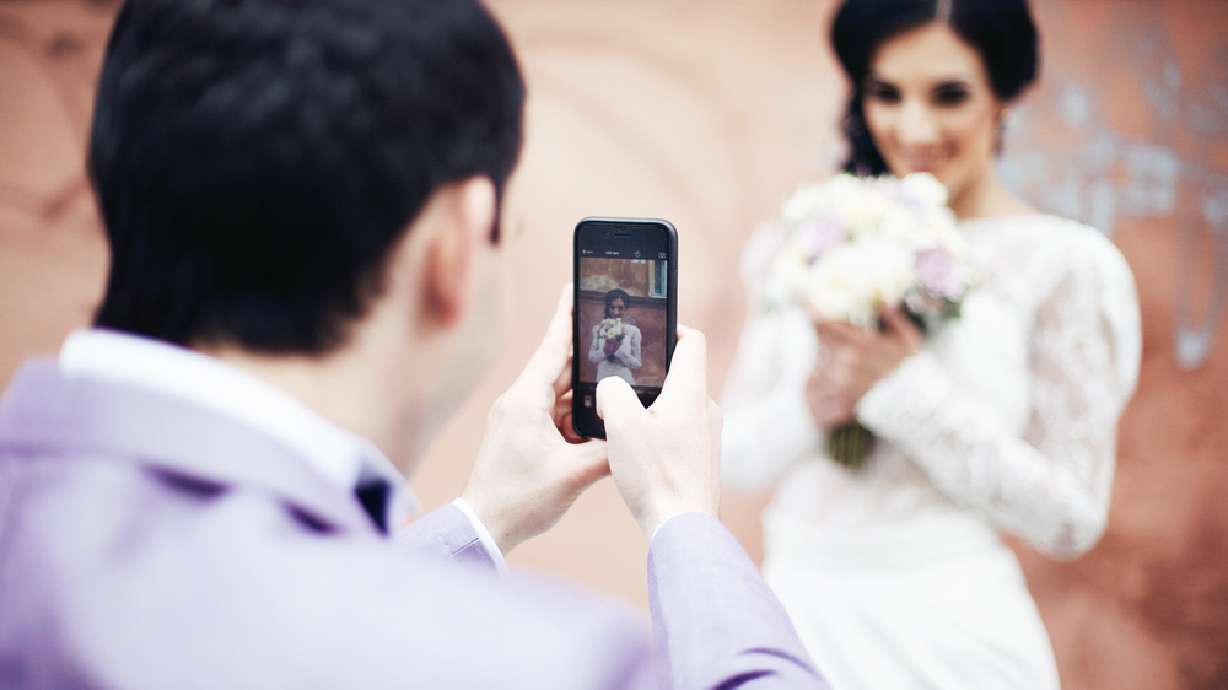 Does social media make weddings more stressful?