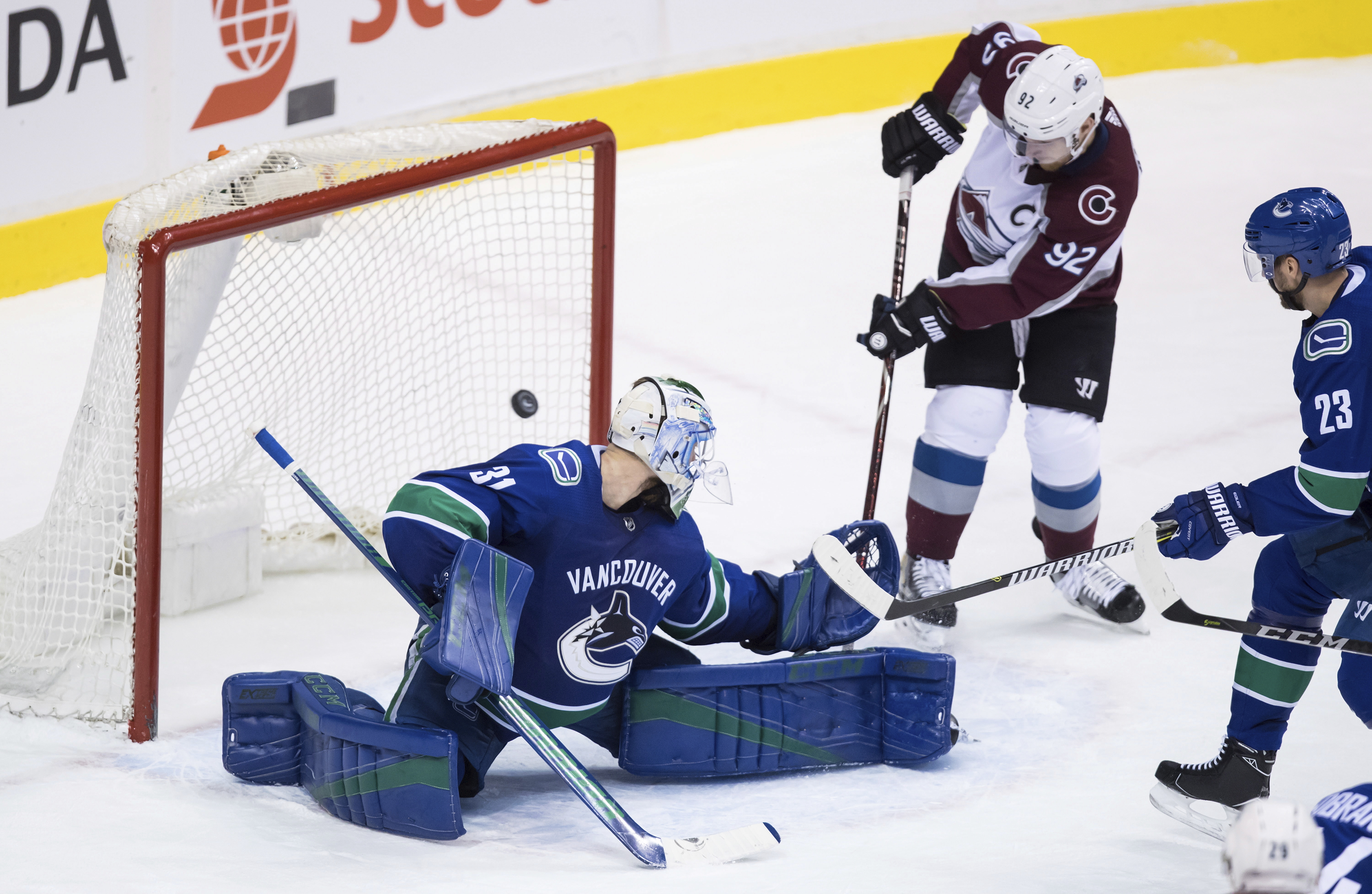 MacKinnon scores in OT, Avalanche beat Canucks 5-4