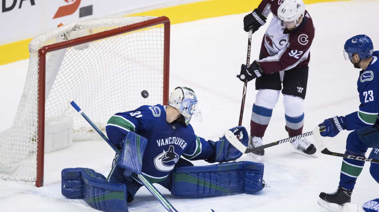 MacKinnon scores in OT, Avalanche beat Canucks 5-4
