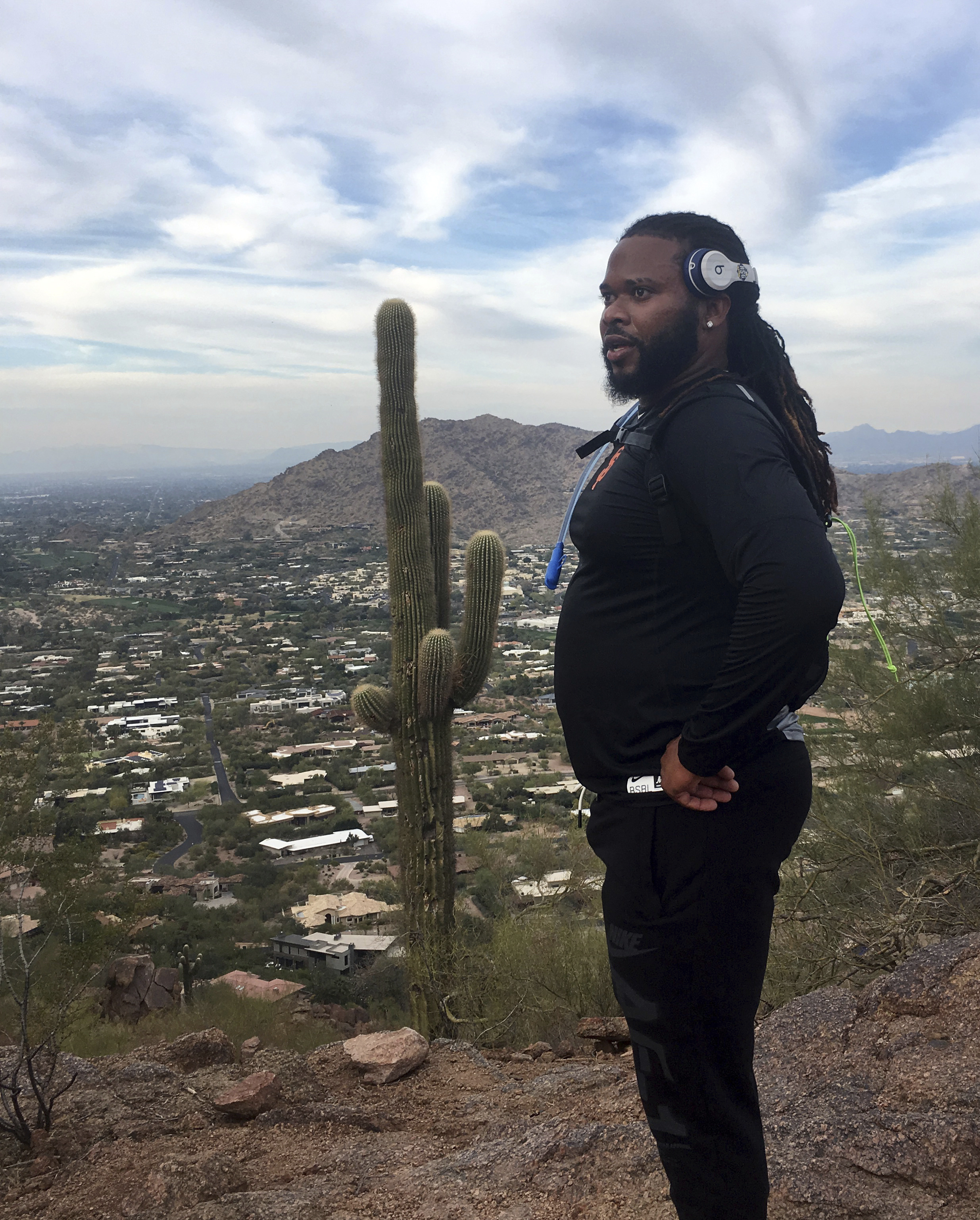 Giants Johnny Cueto takes his fitness to Camelback Mountain