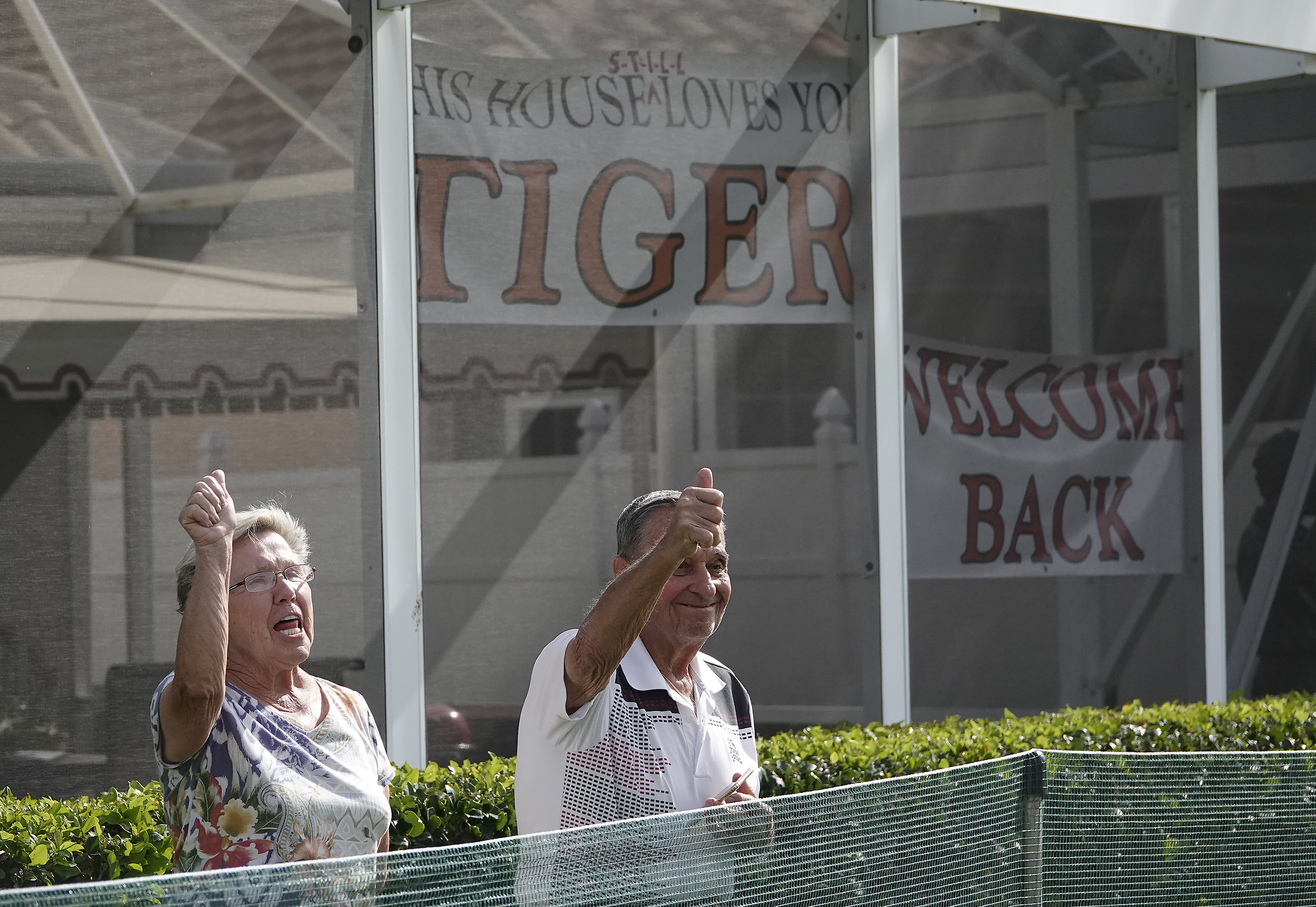 Curiosity, hope and big crowds follow Tiger Woods