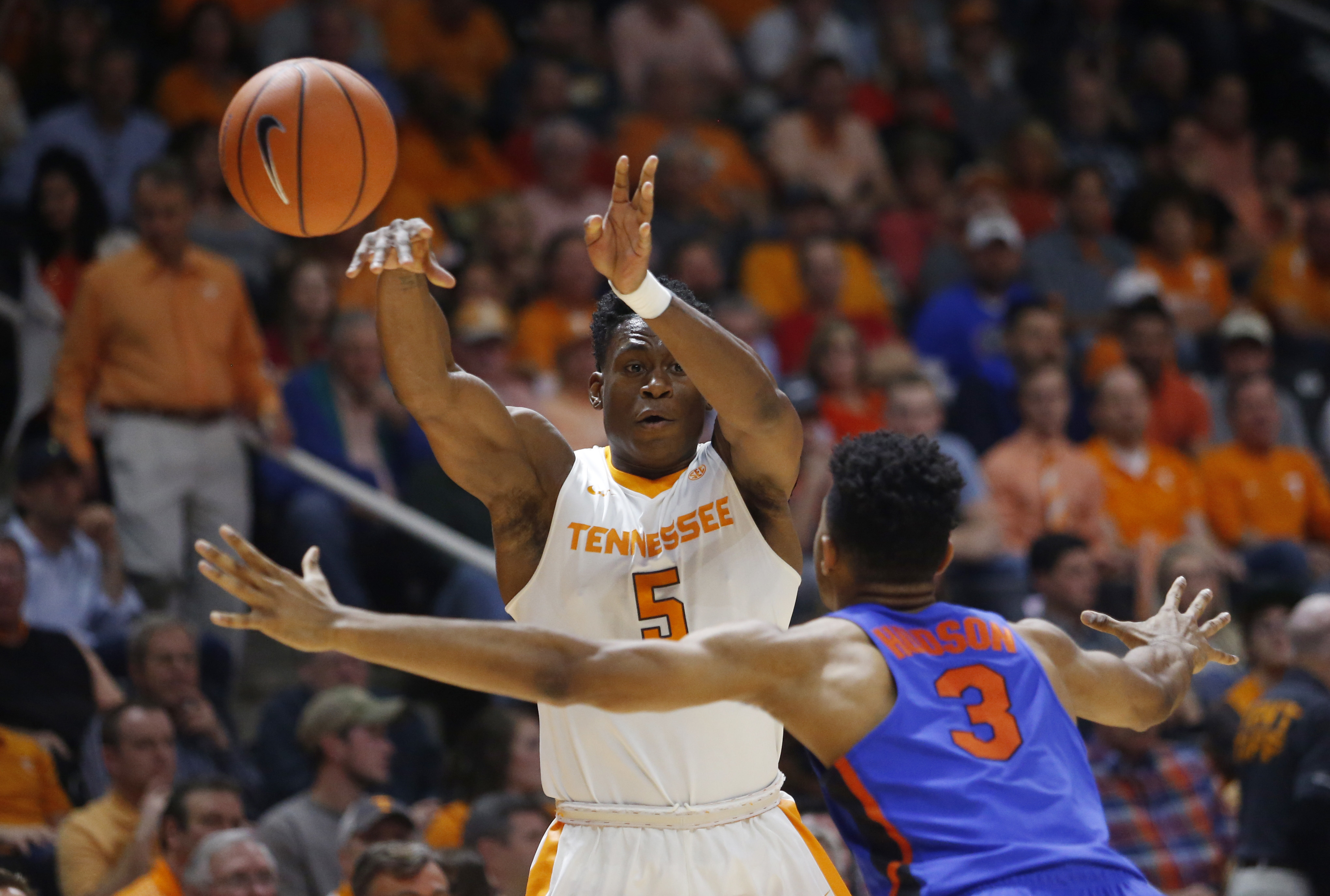 Williams helps No. 19 Tennessee beat Florida 62-57