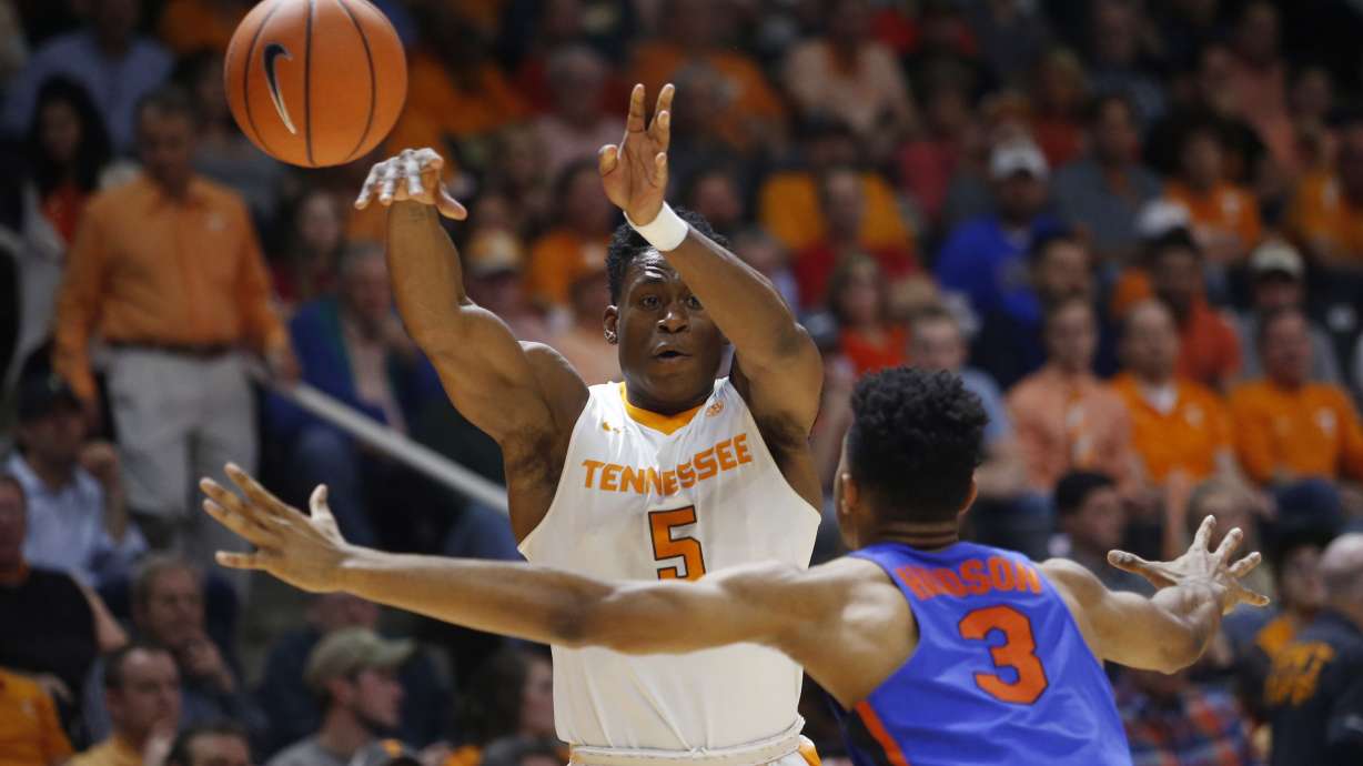 Williams helps No. 19 Tennessee beat Florida 62-57