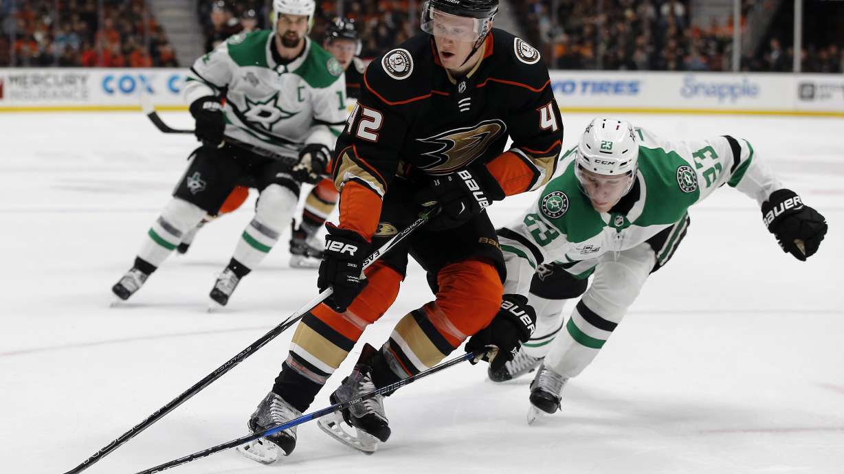 Miller stops 41 shots, Ducks beat Stars 2-0