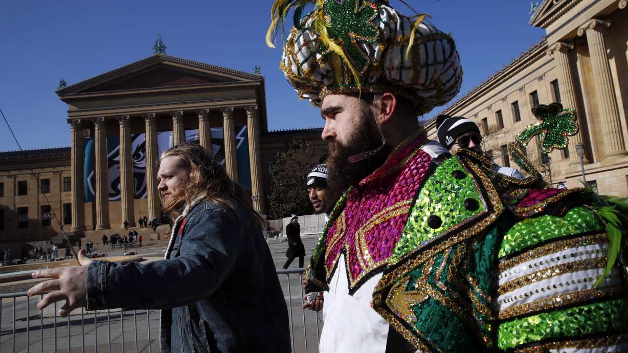 Eagles center Kelce plays sax with high school jazz band