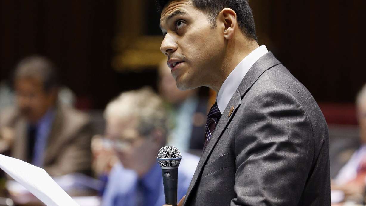 Ex-staffer regrets racy photos sent to congressional hopeful