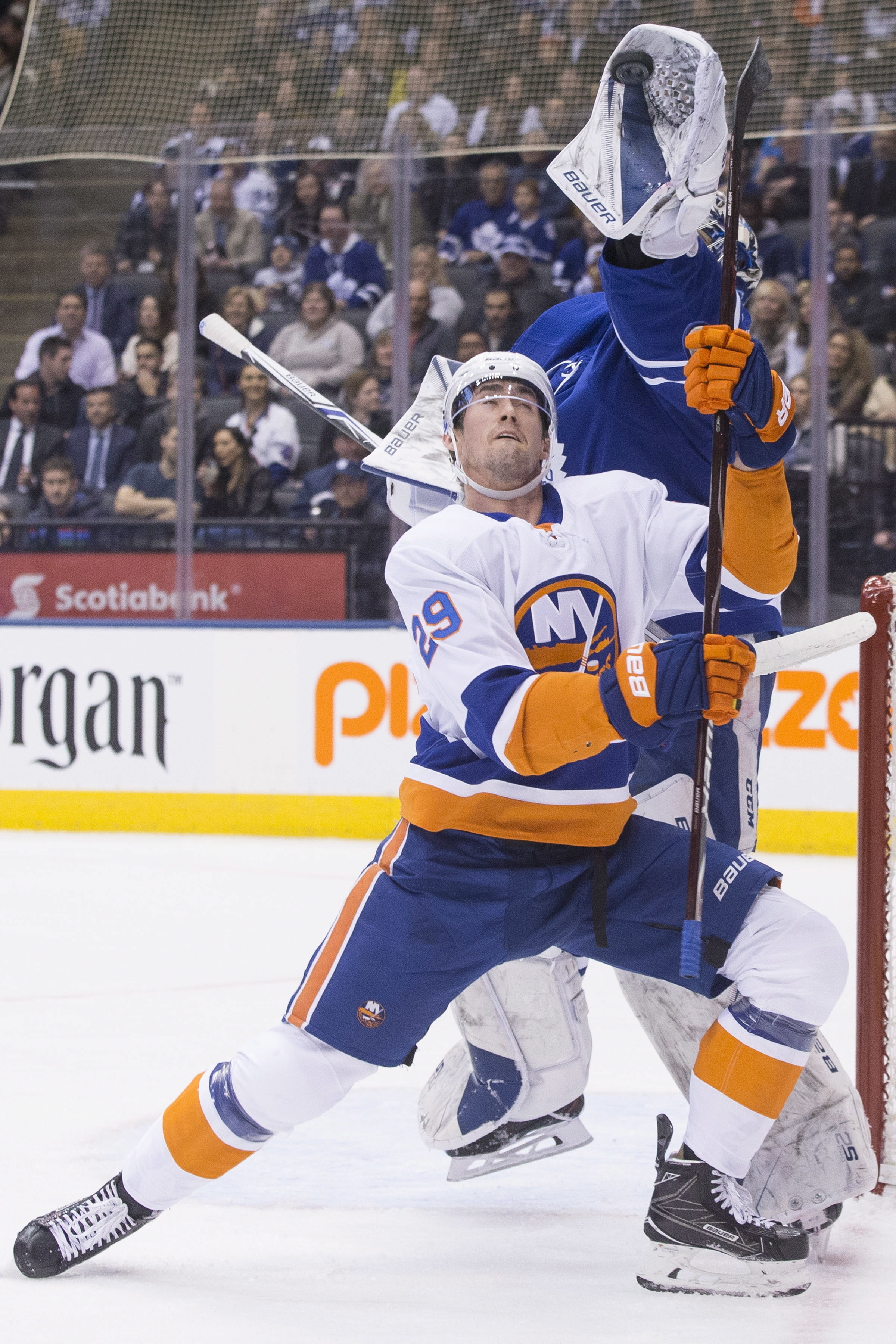 Matthews ties it, leaves with injury; Leafs top Isles in SO