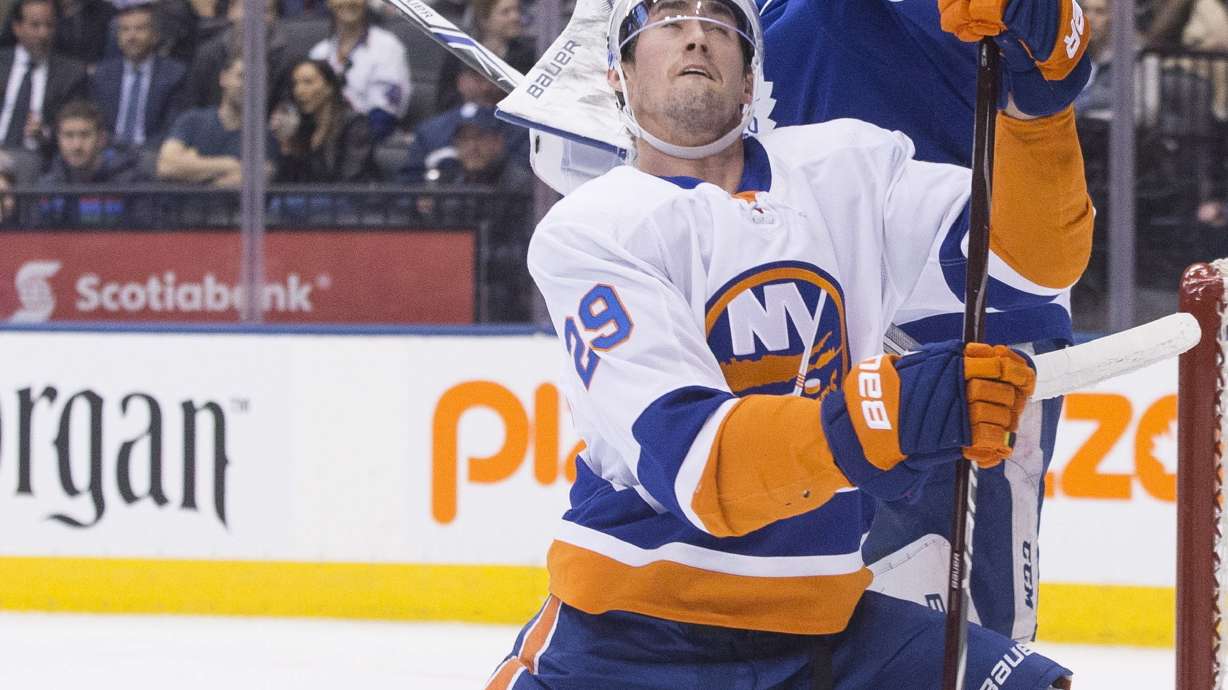 Matthews ties it, leaves with injury; Leafs top Isles in SO