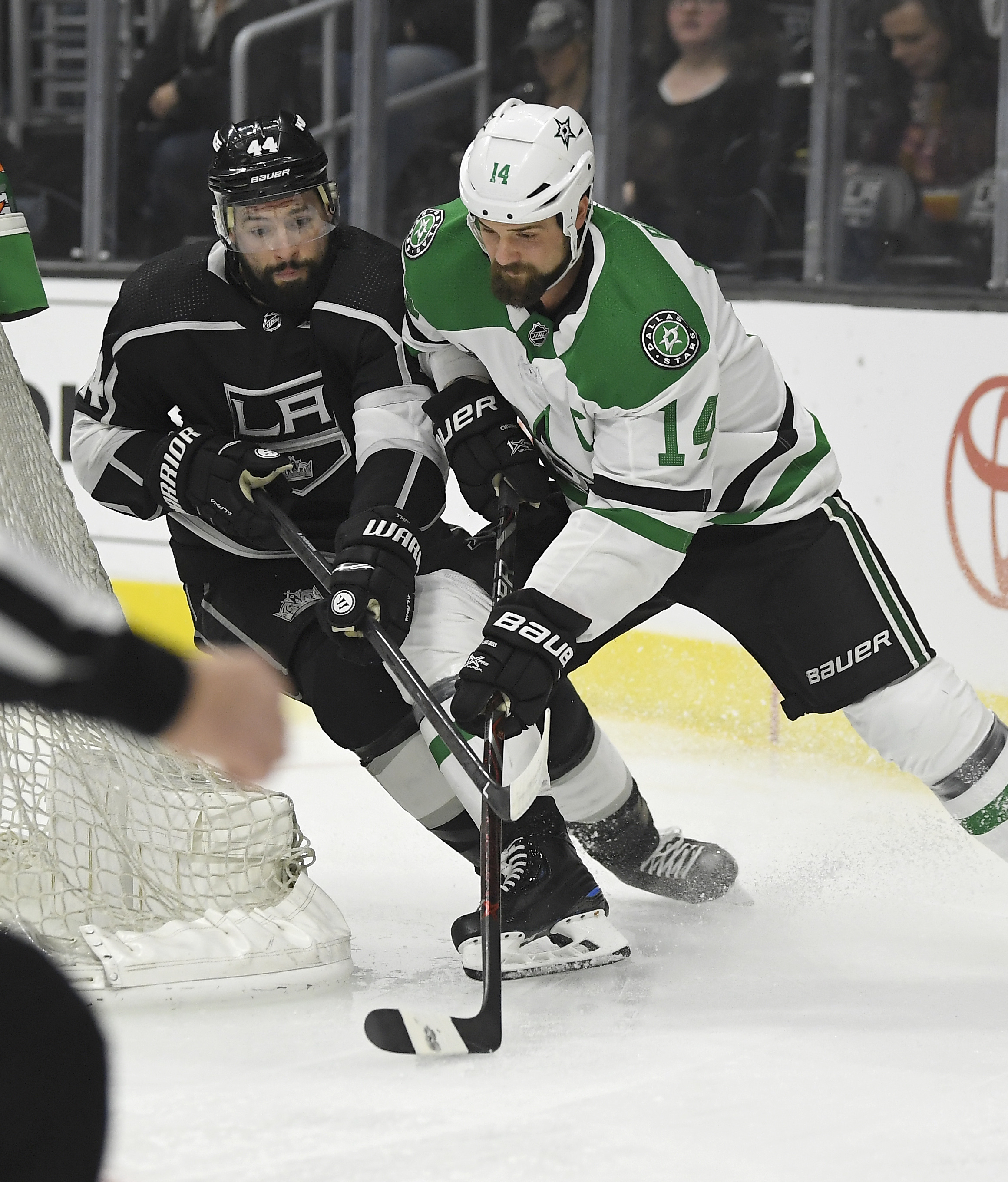Seguin snaps scoreless tie in 3rd, Stars beat Kings 2-0