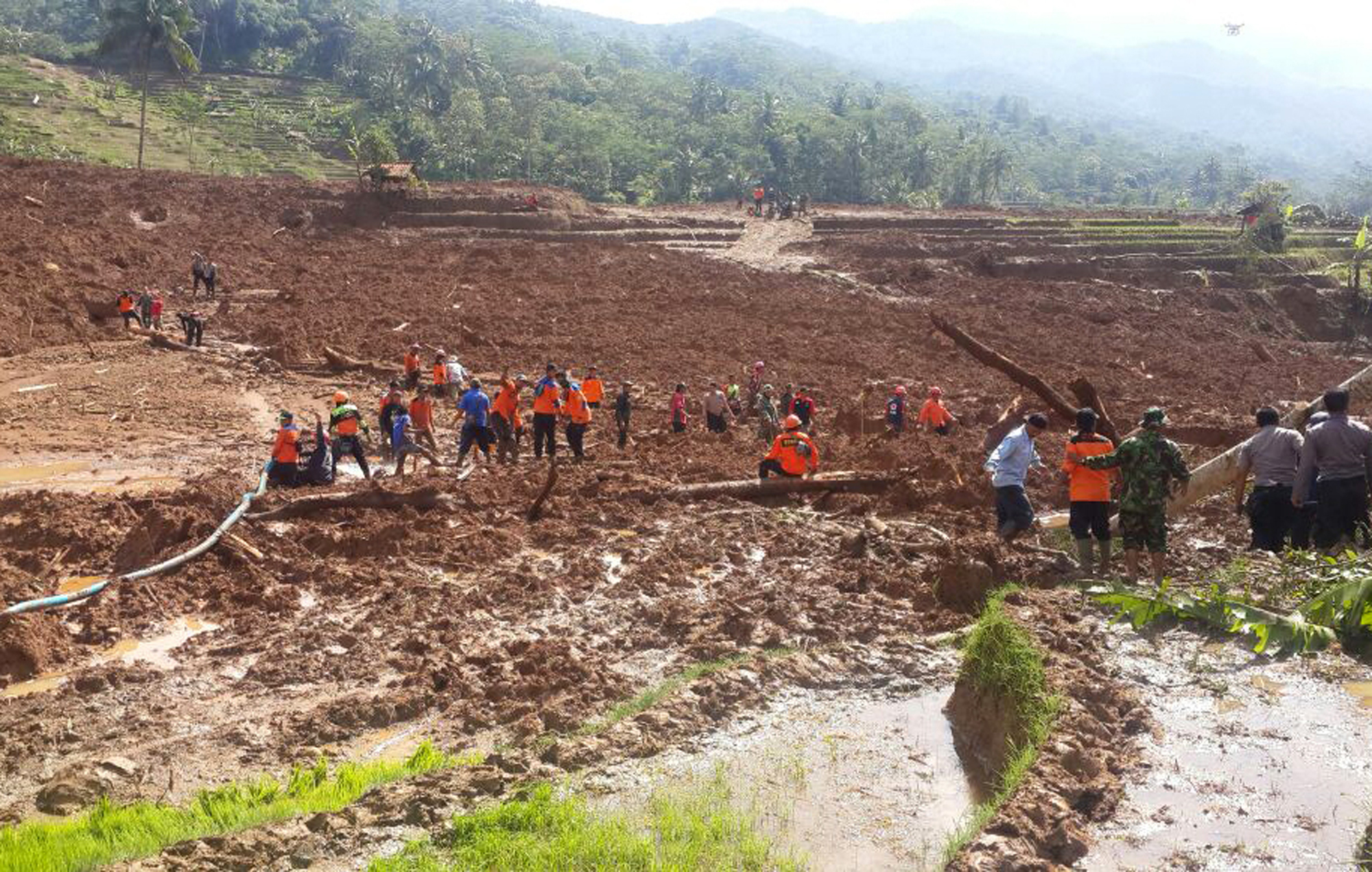 Rain hampers search for Indonesian landslide victims, 7 dead