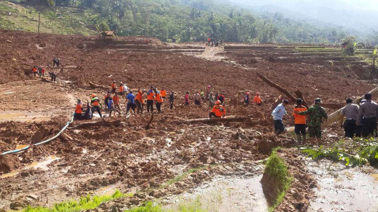 Rain hampers search for Indonesian landslide victims, 7 dead