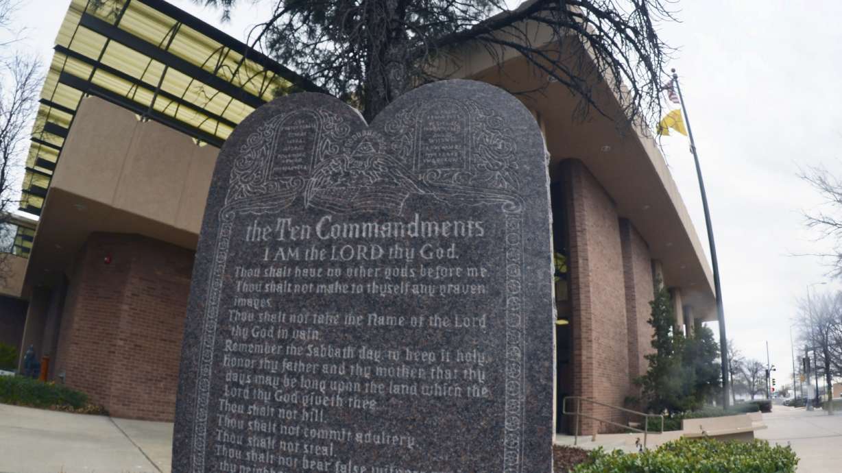 Hobbs residents rally to keep Ten Commandments at City Hall