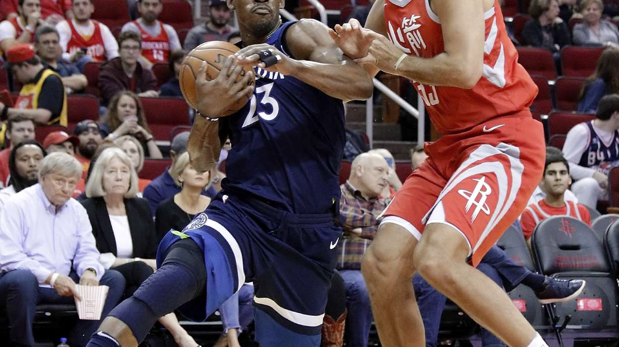 Jimmy Butler leaves Wolves' game with apparent knee injury