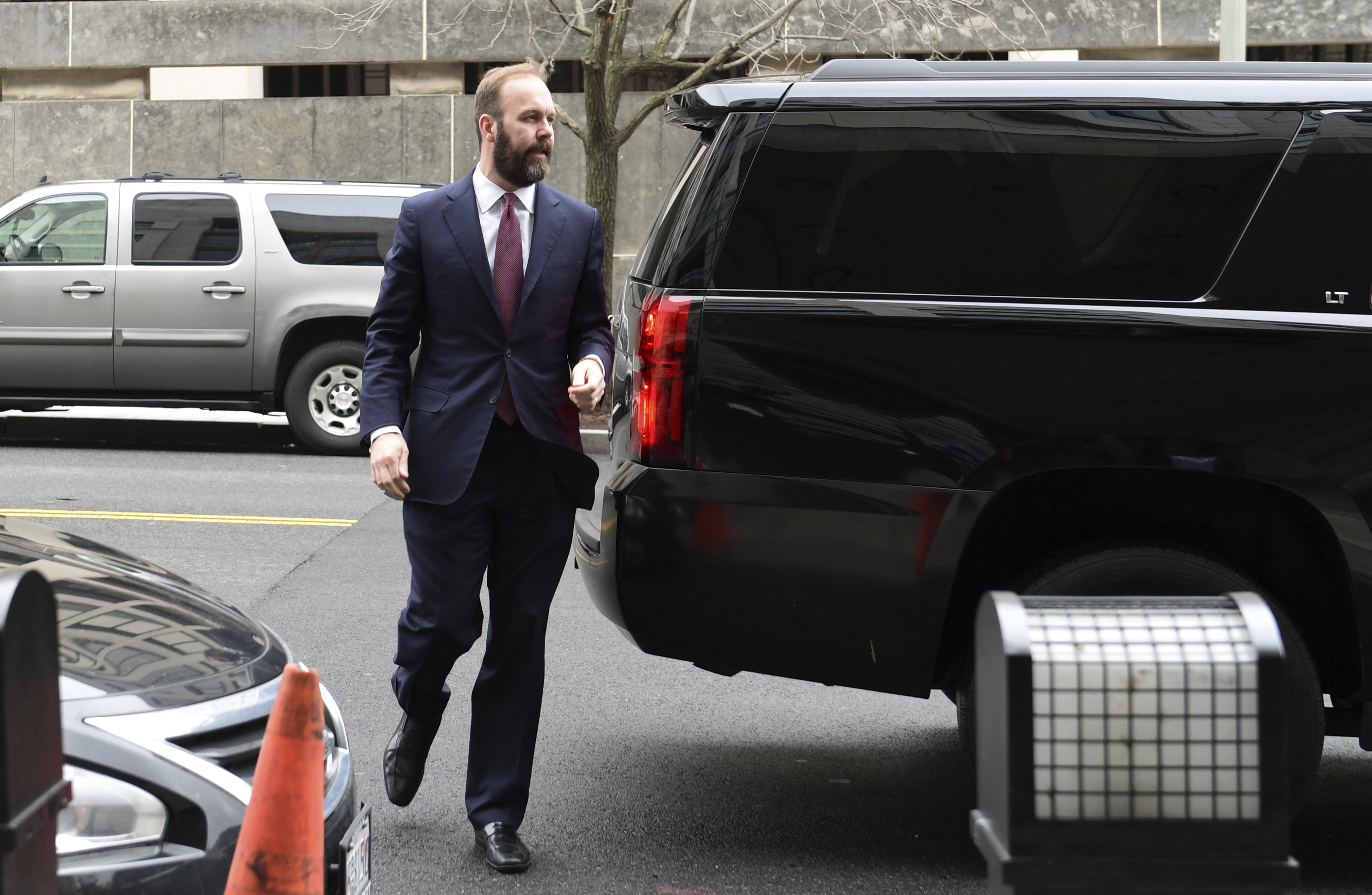 Ex-Trump aide pleads guilty, will cooperate in Russia probe
