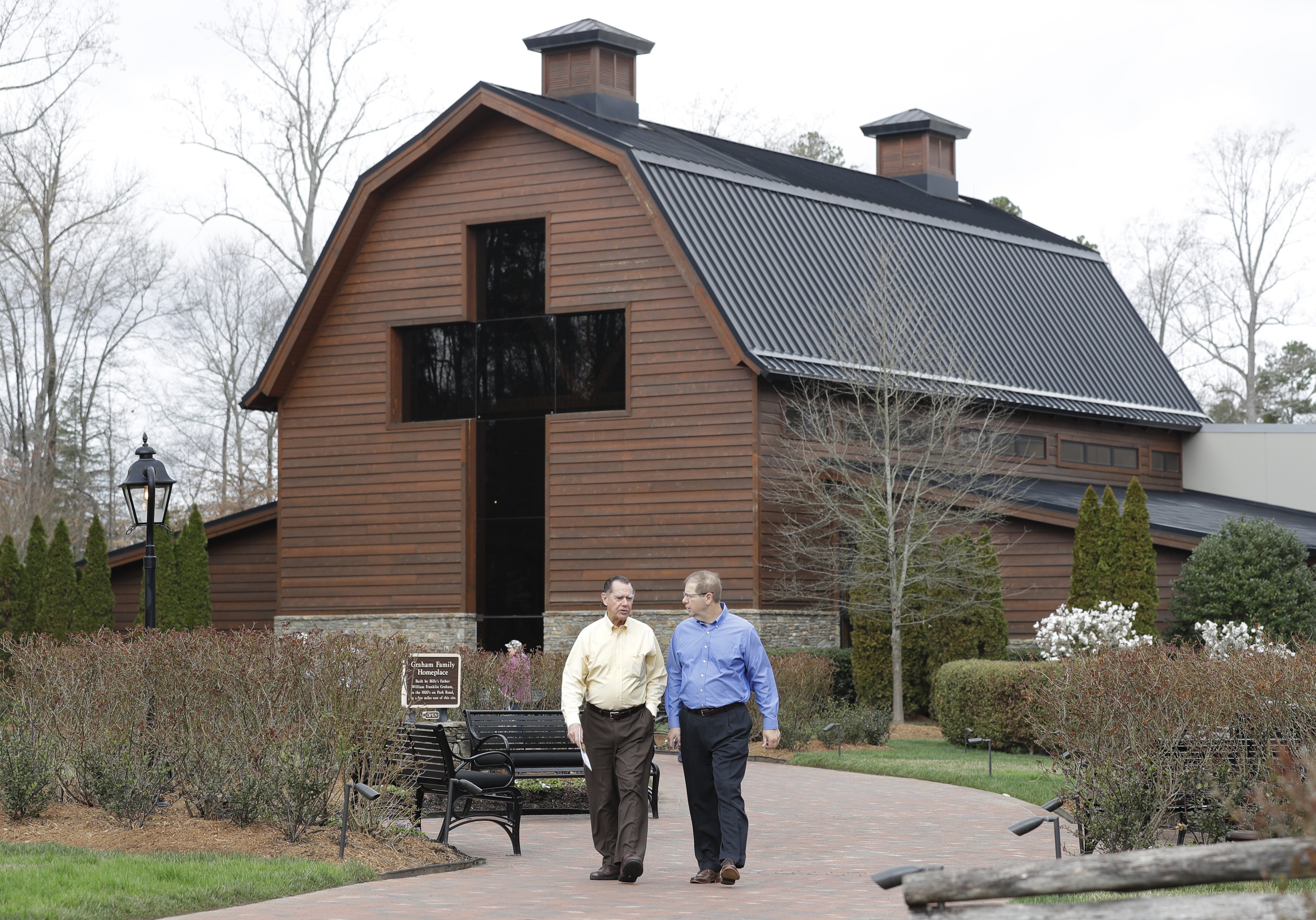 Billy Graham mourned as body taken to his namesake library