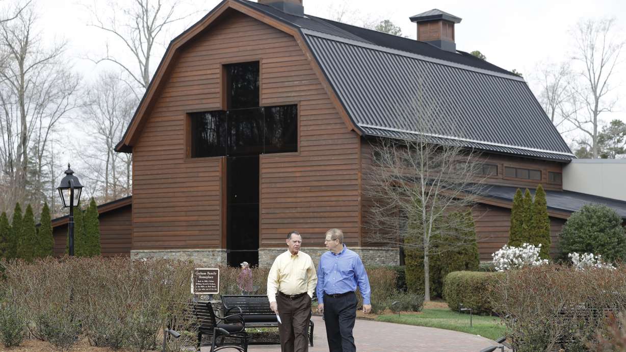 Billy Graham mourned as body taken to his namesake library