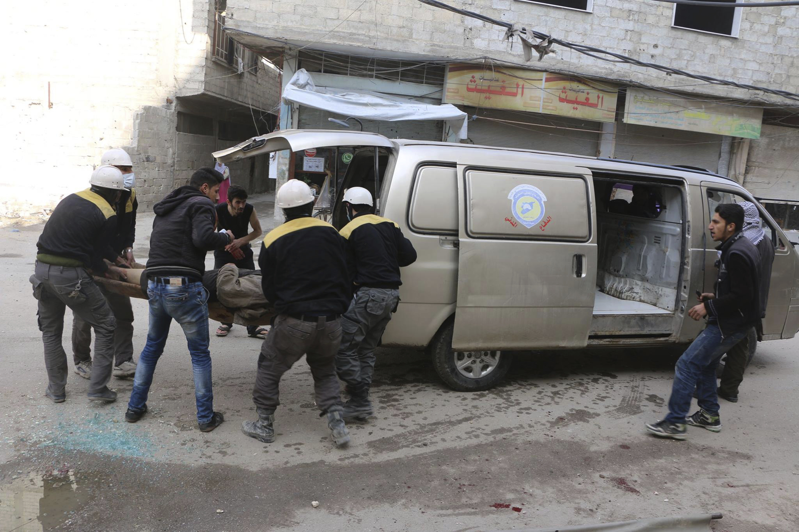 Damascus suburb strikes kill scores, UN votes for cease-fire