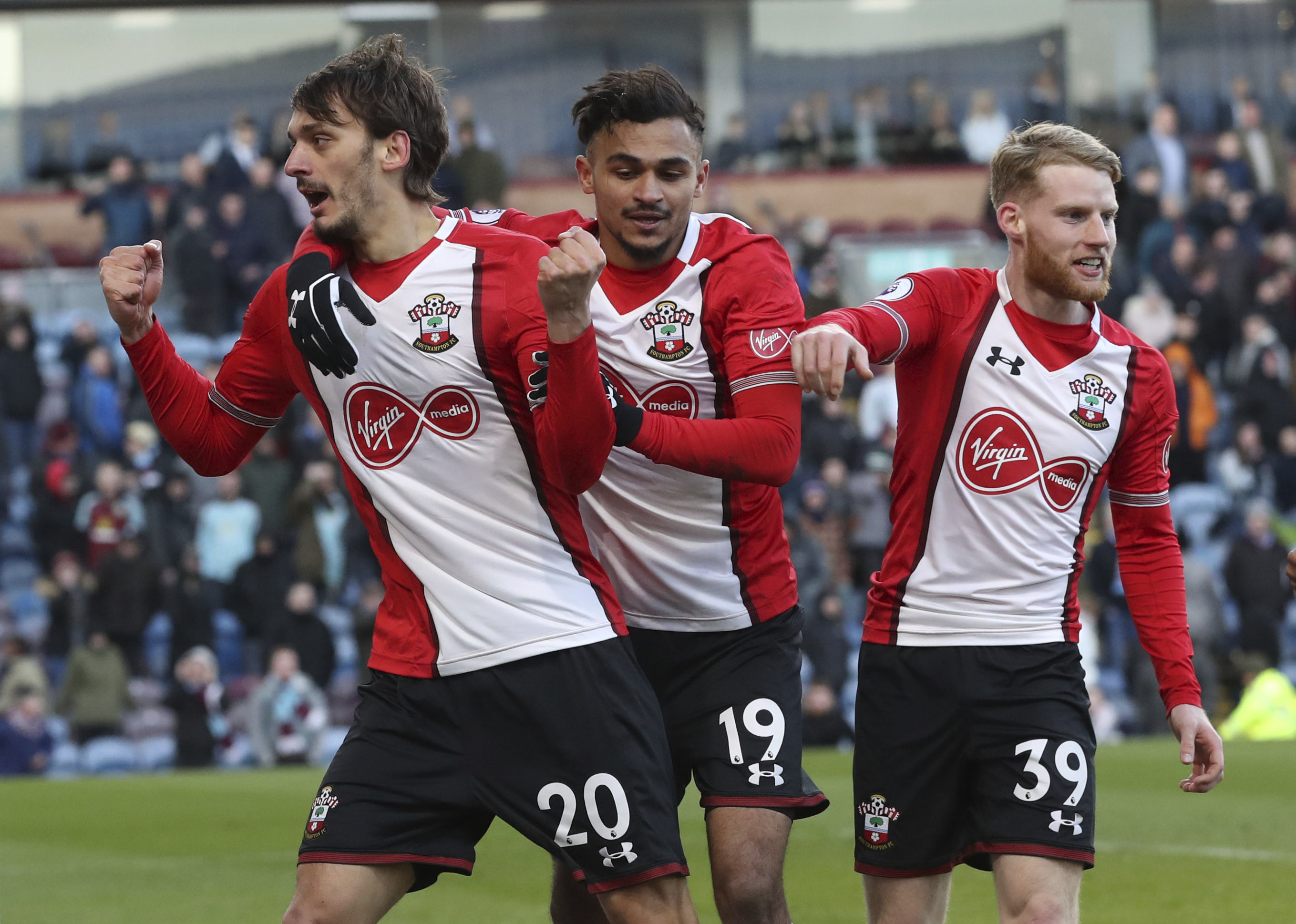 Ref controversy helps Southampton to draw at Burnley 1-1