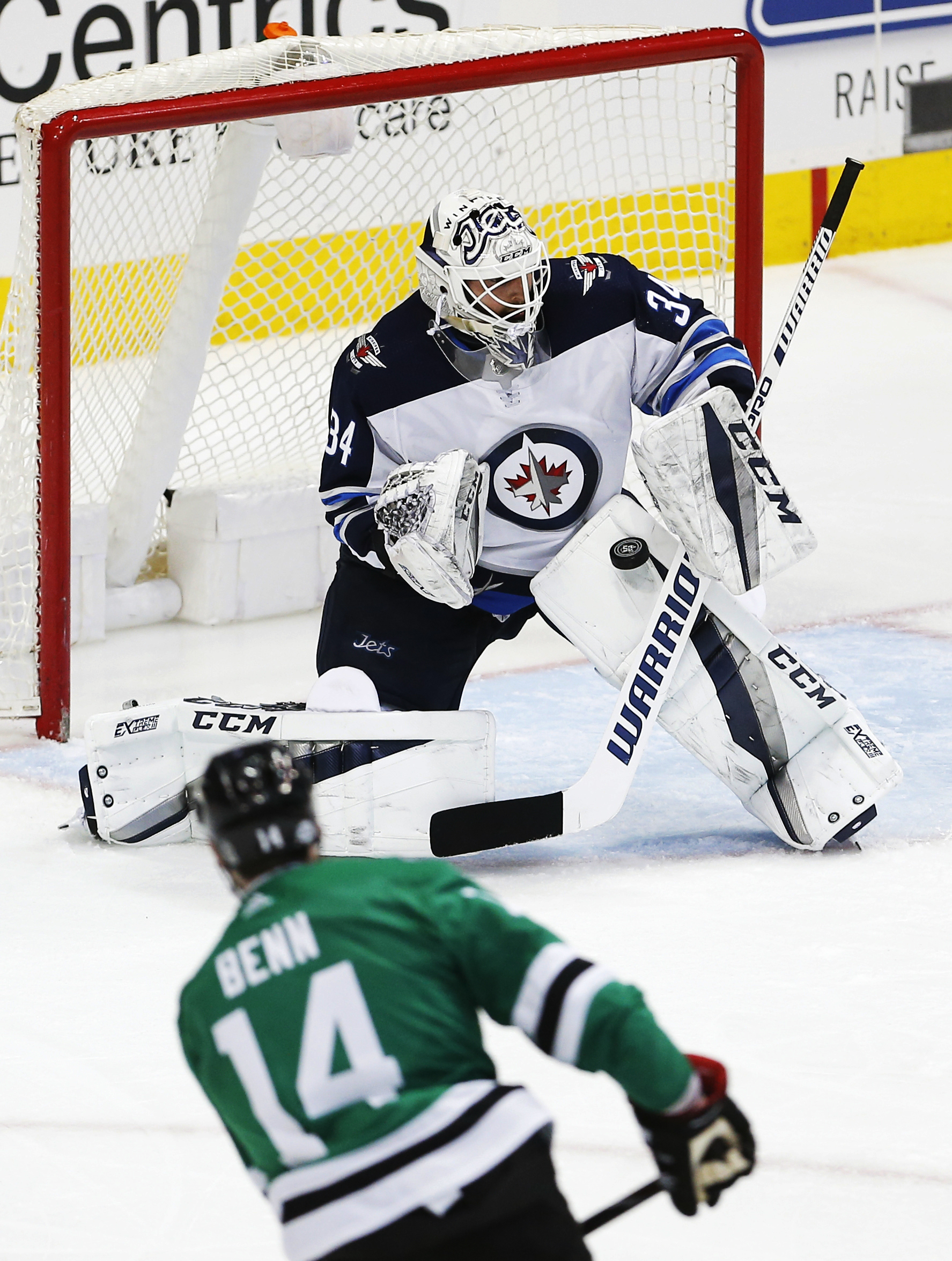 Laine scores twice, Jets beat Stars to tie for Central lead