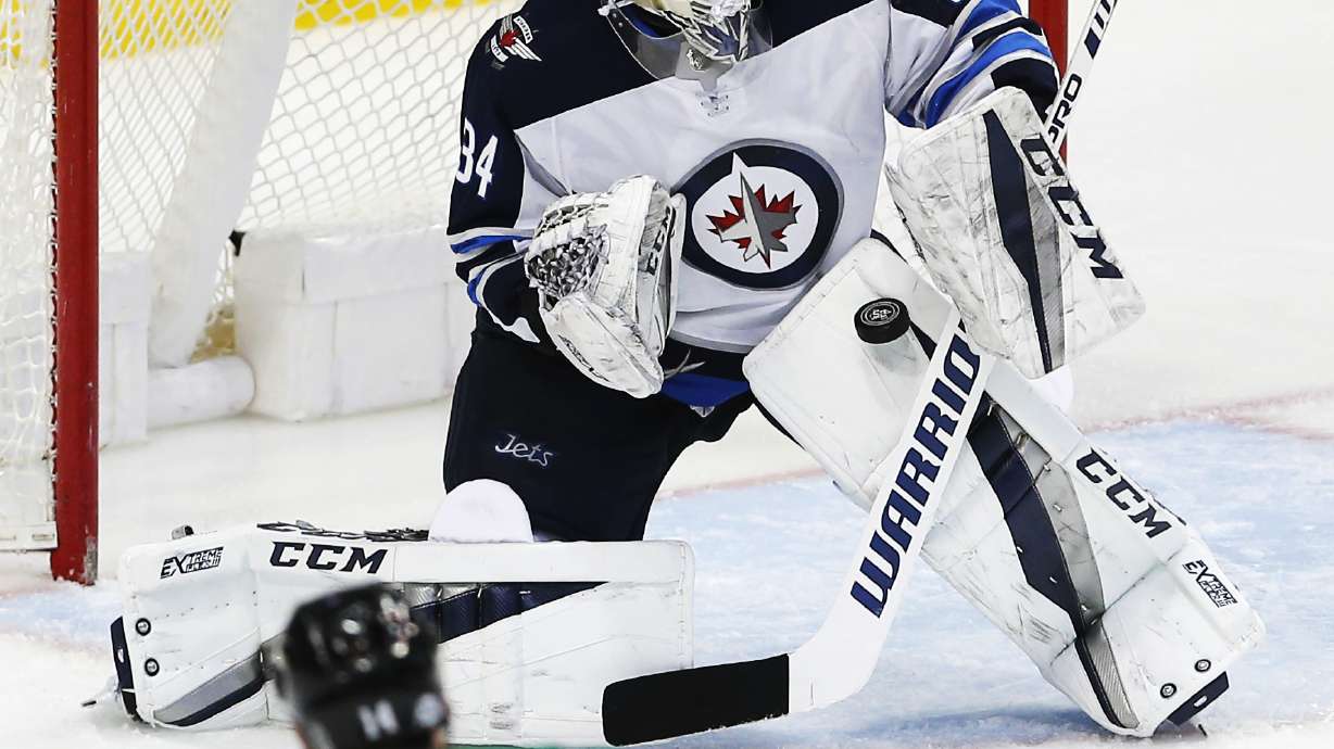 Laine scores twice, Jets beat Stars to tie for Central lead