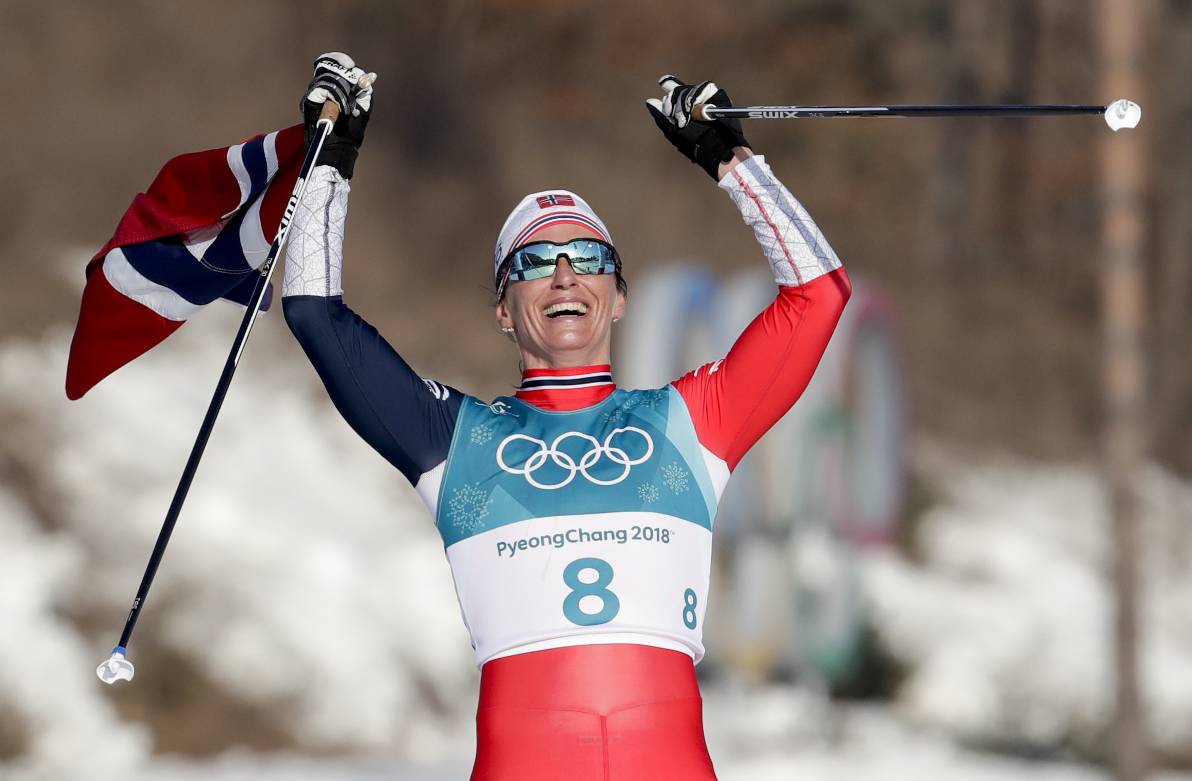 Bjoergen dominates in last Olympic race, wins 5th medal
