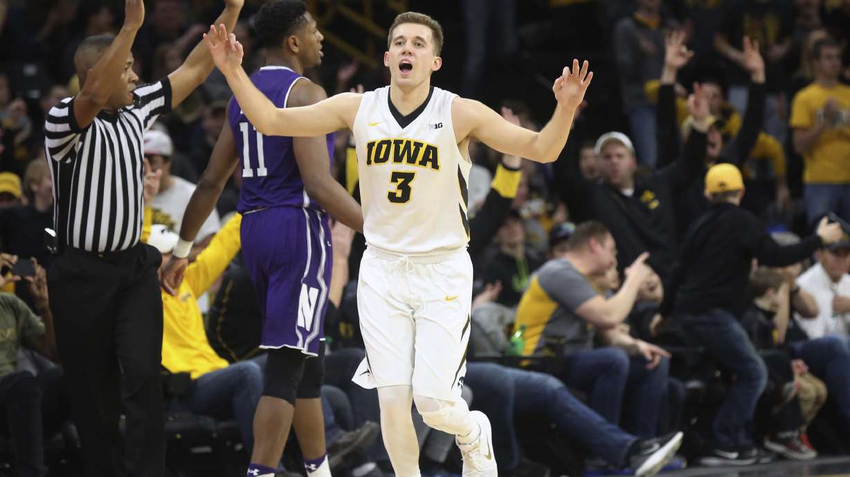 Bohannon, Iowa hold off Northwestern 77-70