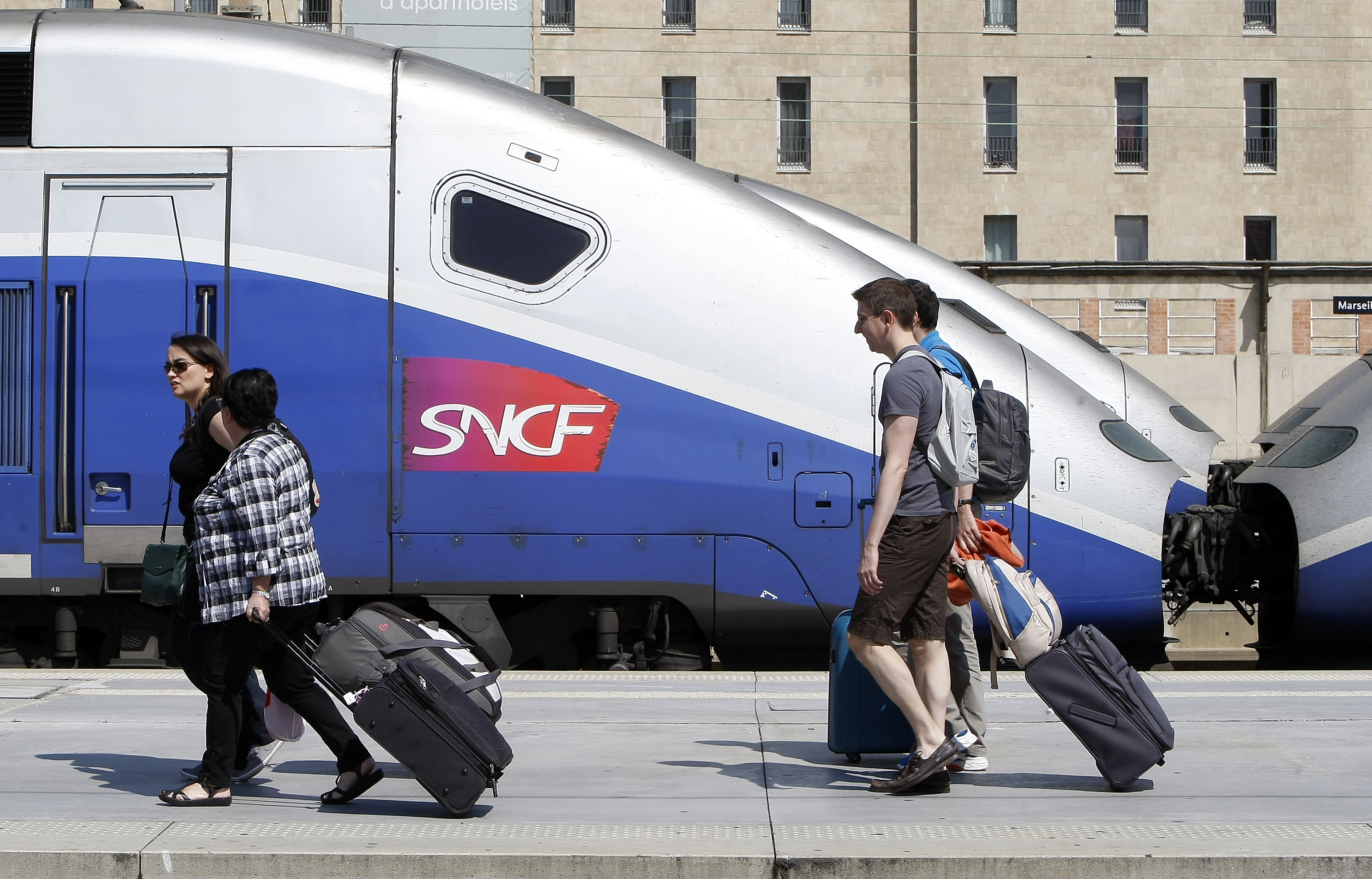 France unveils plan to make railway company more competitive